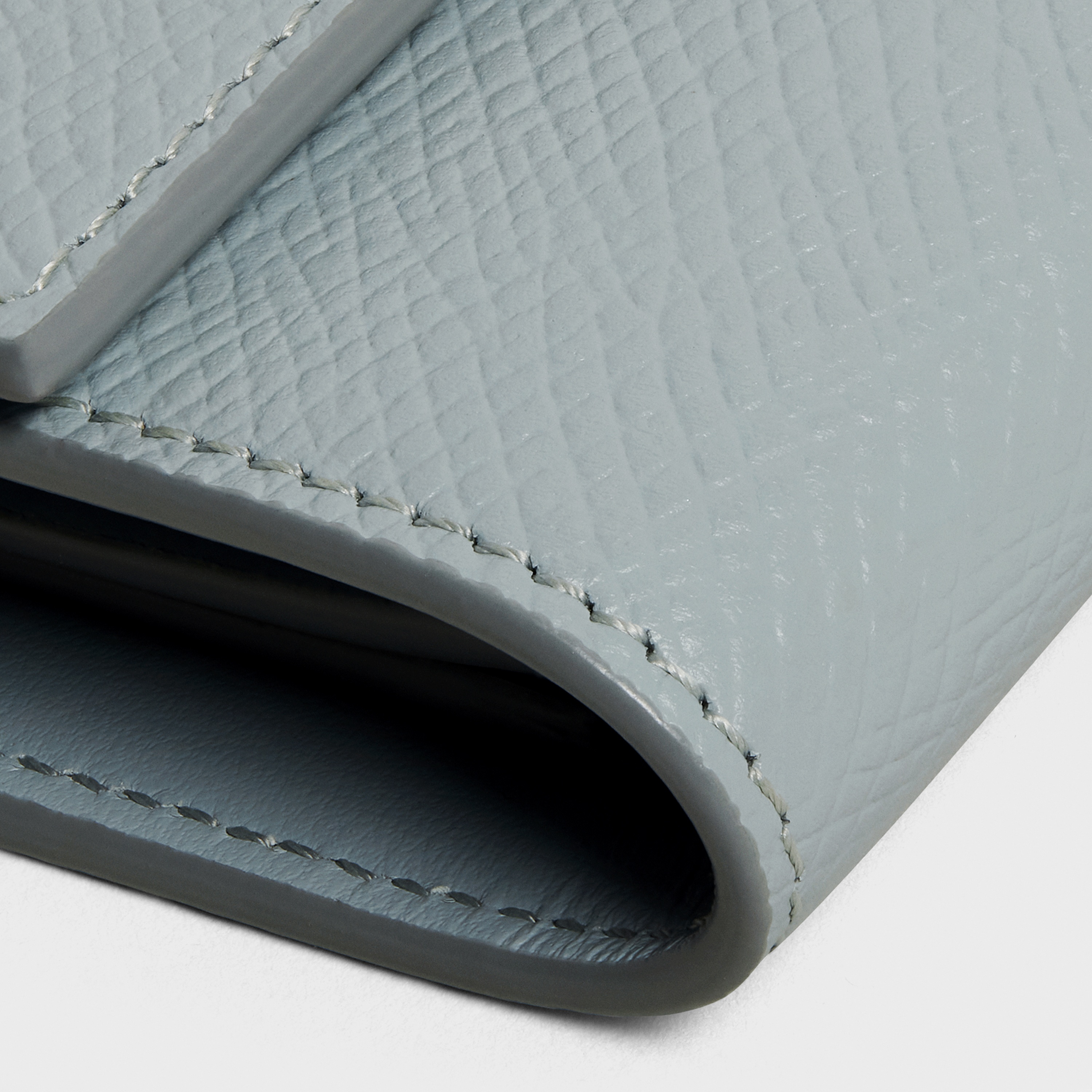 Small trifold wallet in Grained calfskin - 5