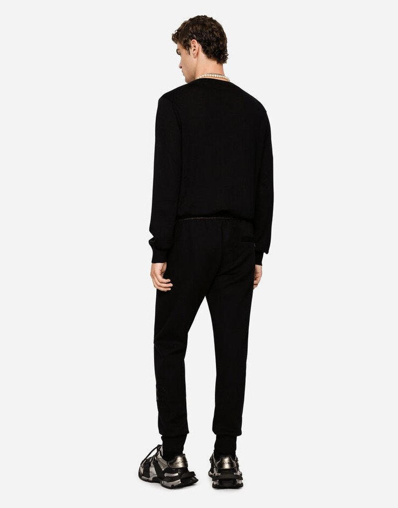 V-neck sweater in cashmere 5