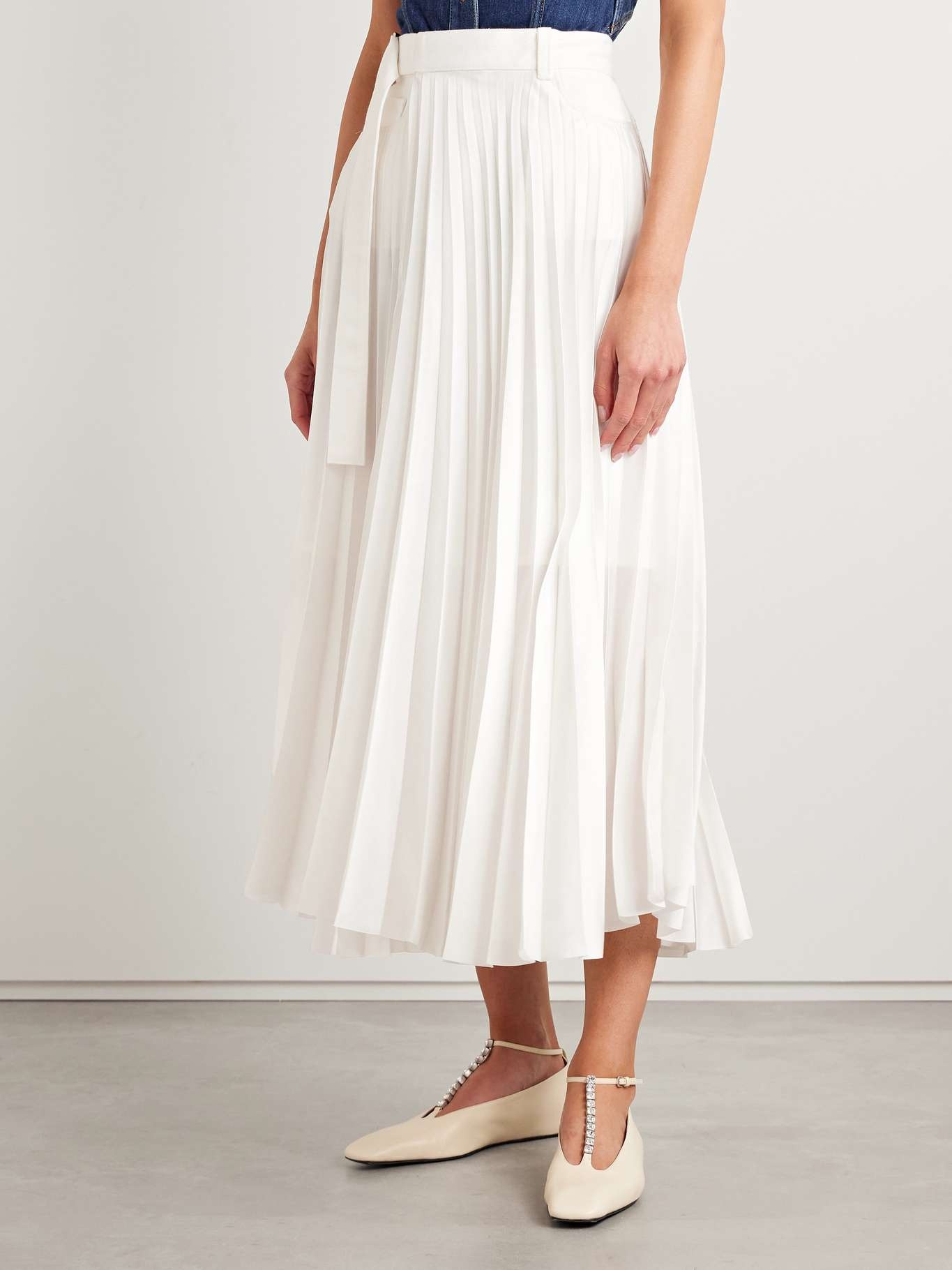 Belted denim-trimmed pleated satin midi wrap skirt Off-white - 3