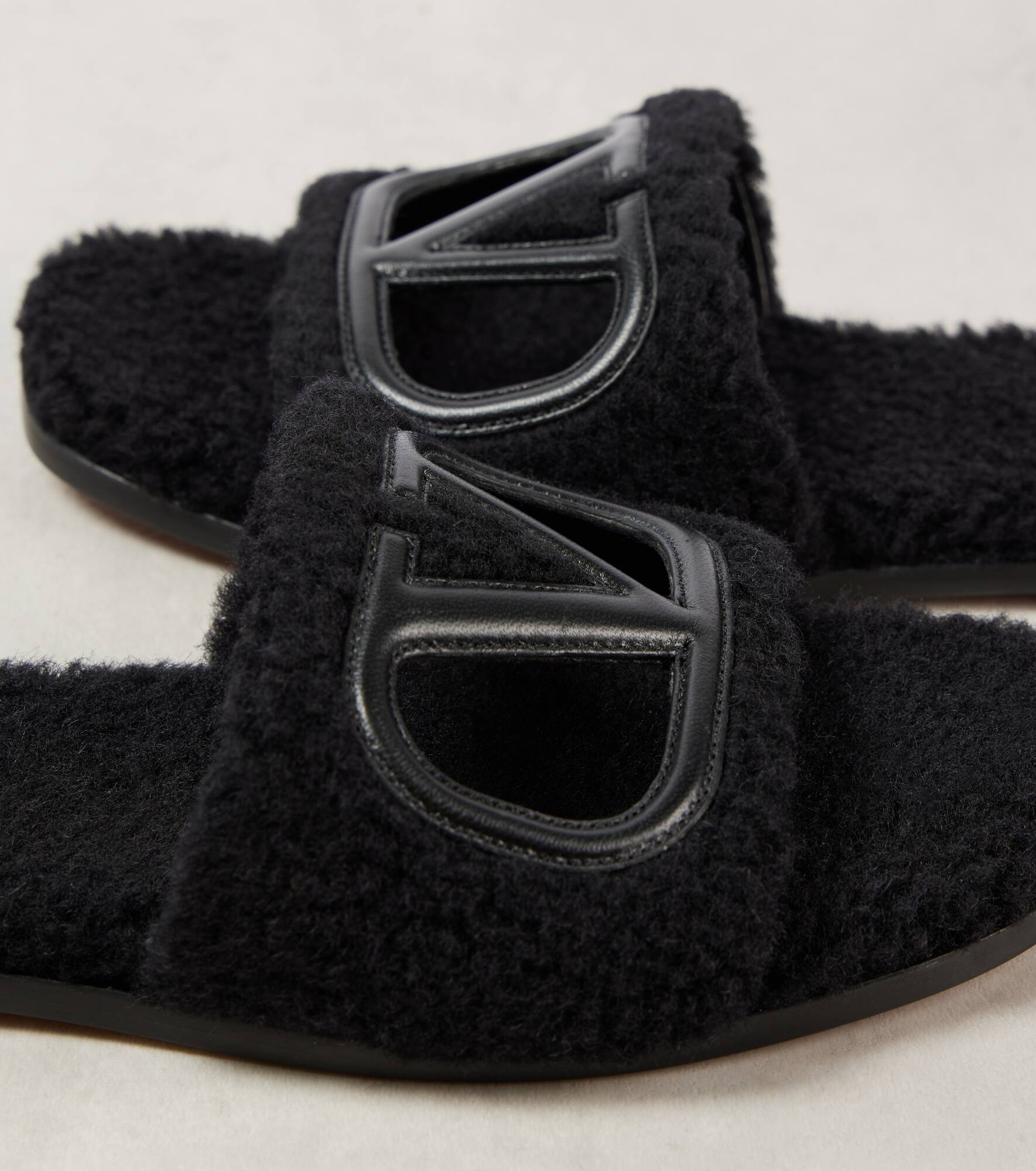 VLogo cutout faux shearling slides - 5