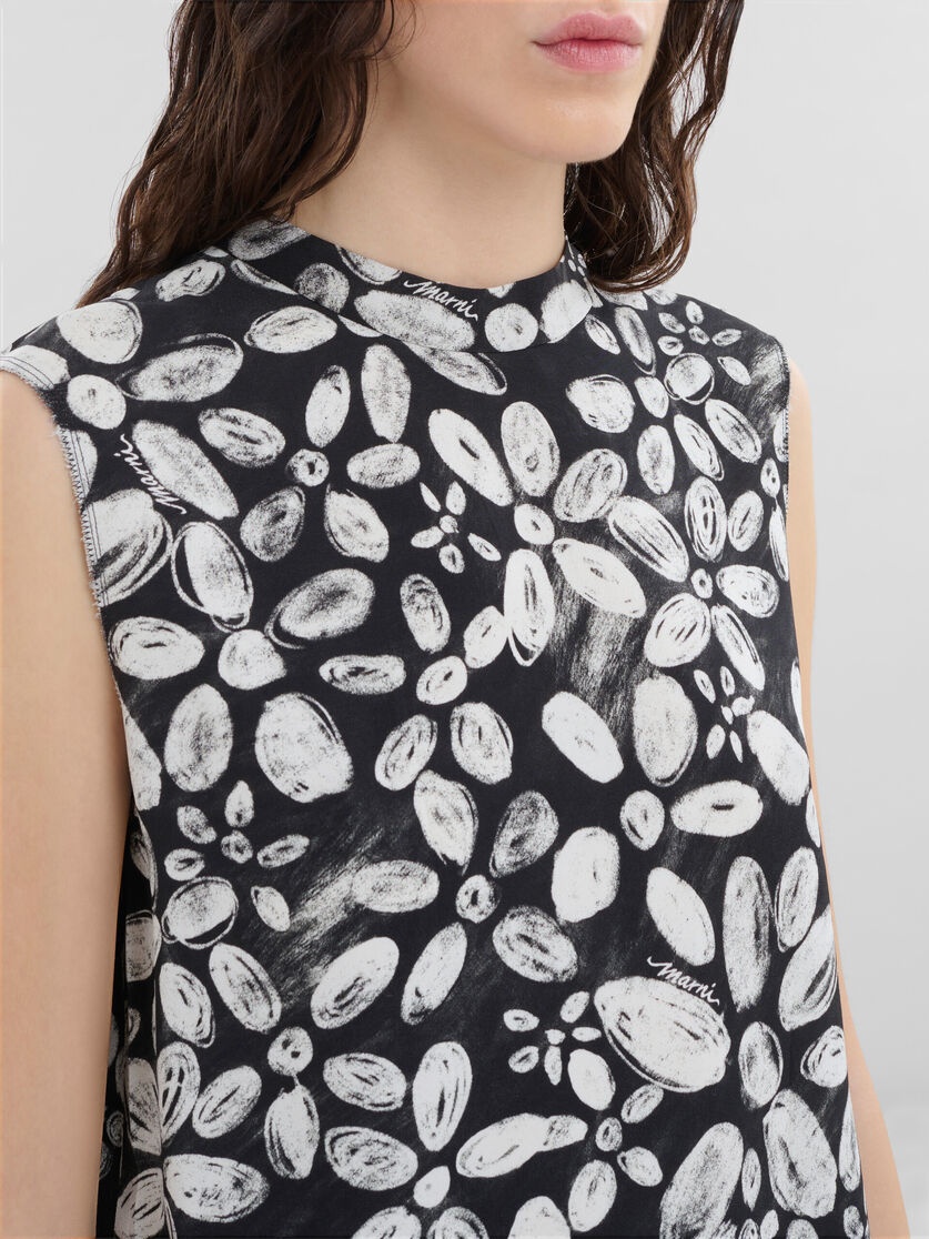 BLACK SATIN-BACK CRÊPE SLEEVELESS TOP WITH BLOOMING PRINT - 4