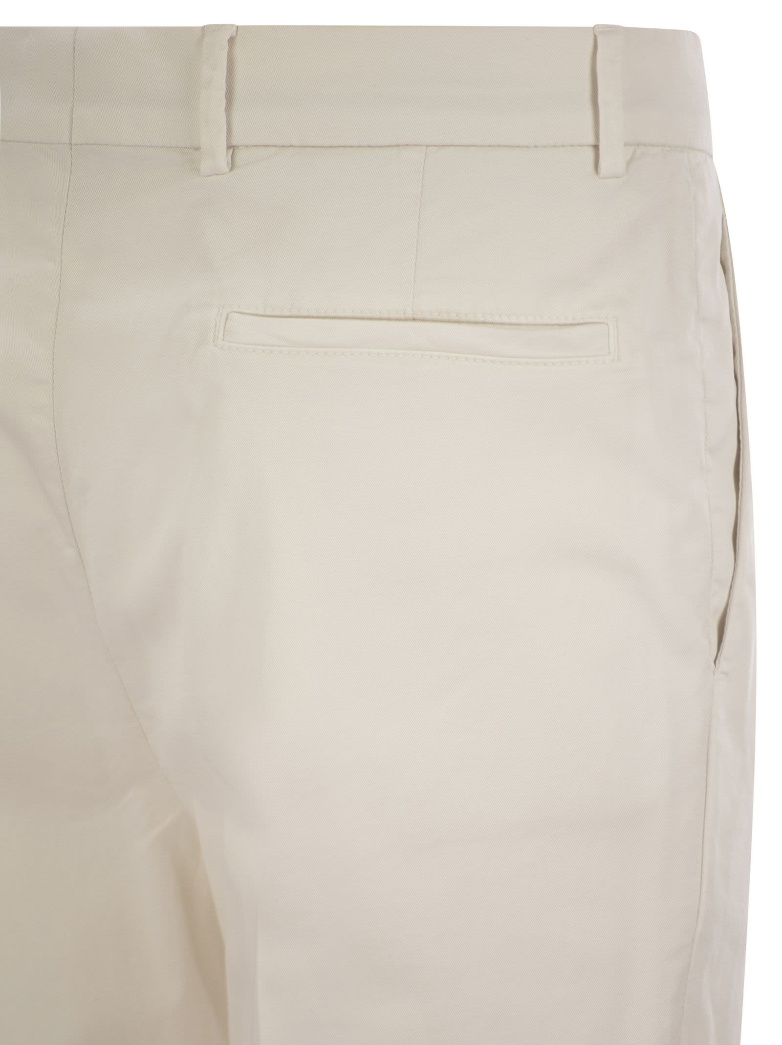 Brunello Cucinelli Men Garment-Dyed Leisure Fit Trousers In American Pima Comfort Cotton With Pleats - 4