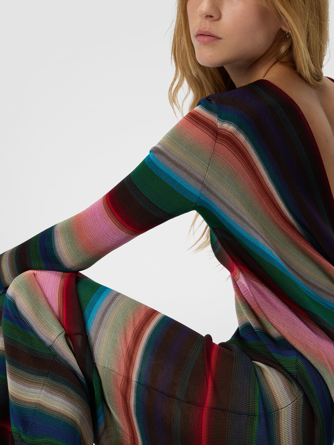 Long backless dress in striped knit - 5