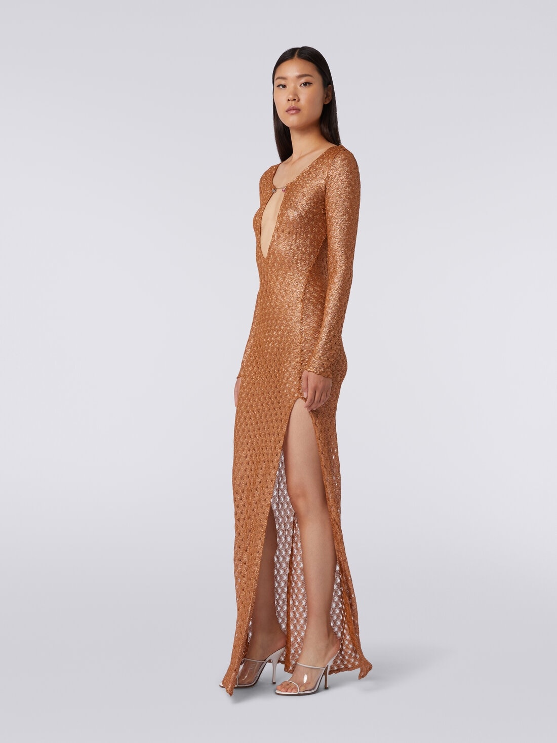 Long lace-effect dress with V neckline and appliqués - 3