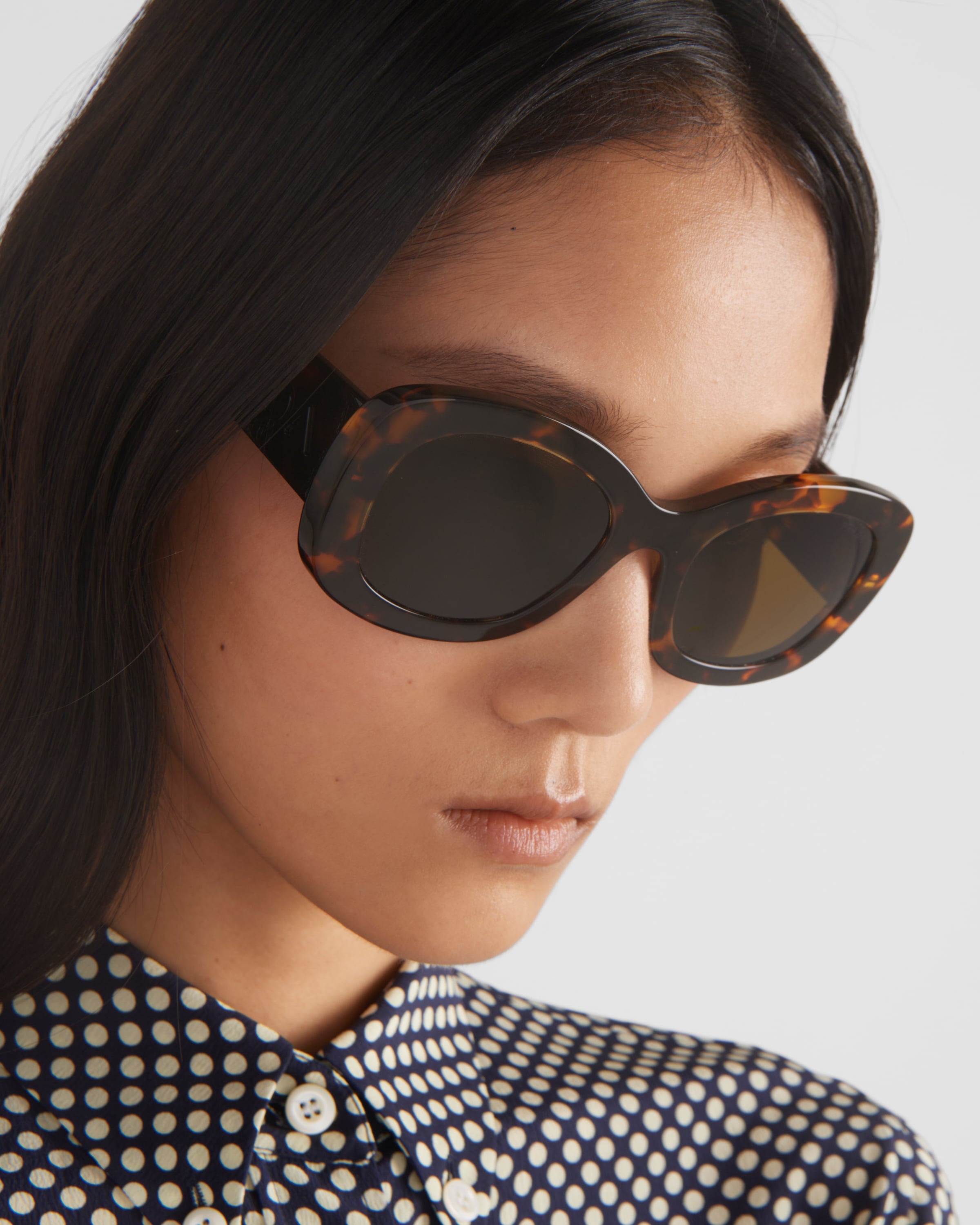 Sunglasses with the Prada logo - 2