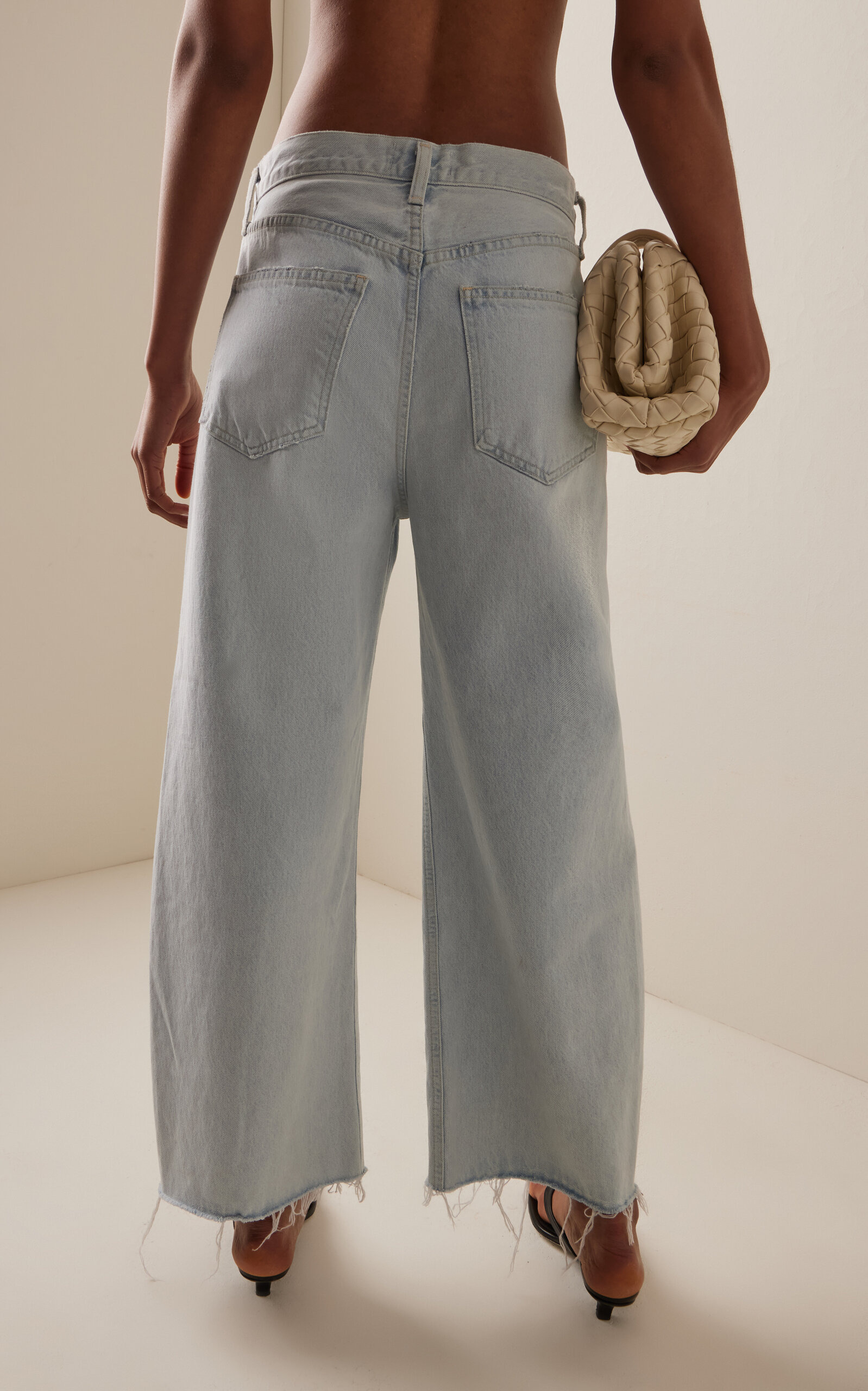 Low Curve Fray Rigid Mid-Rise Barrel-Leg Jeans light wash - 4