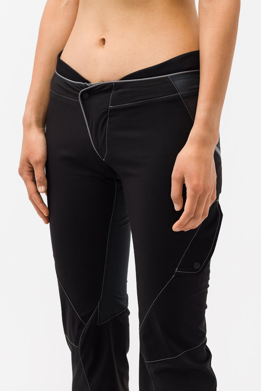 Lowrise Cropped Pants in Black - 4