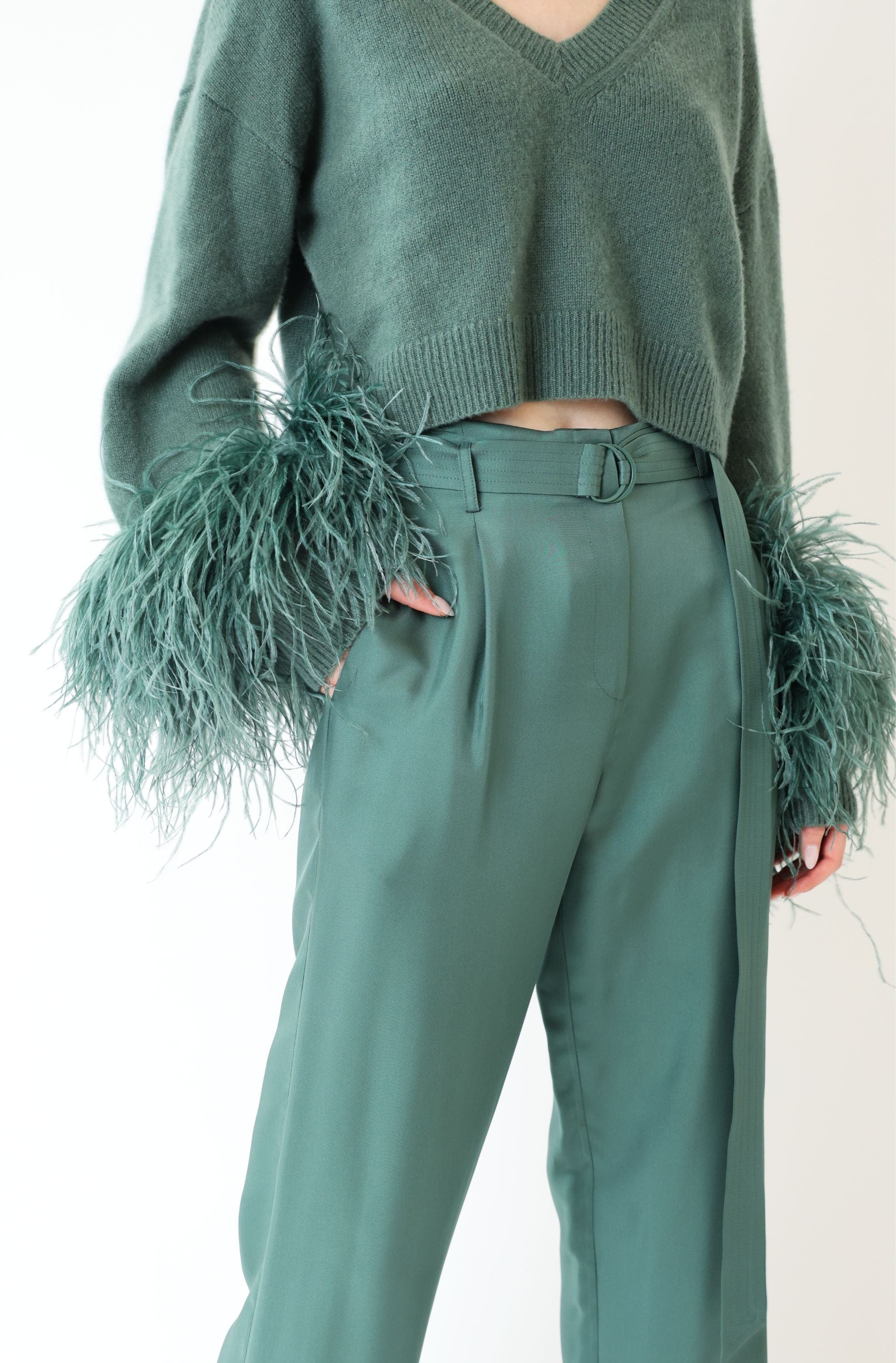 Cashmere Cropped V Neck Sweater With Feathers - 4