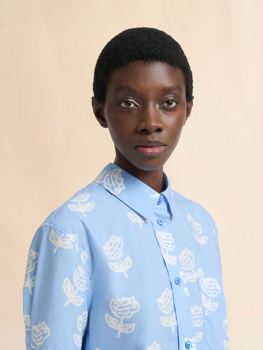 LIGHT BLUE POPLIN SHORT-SLEEVE SHIRT WITH SPRAYED ROSES PRINT - 4