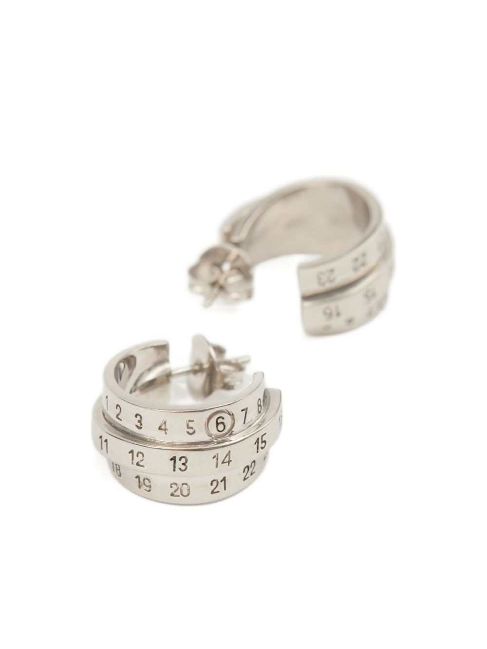 【関税&送料込】Mm6 Maison Margiela Orecchini Con Logo Mm6 Maison Margiela Silver Letter Logo Earrings In Metallic