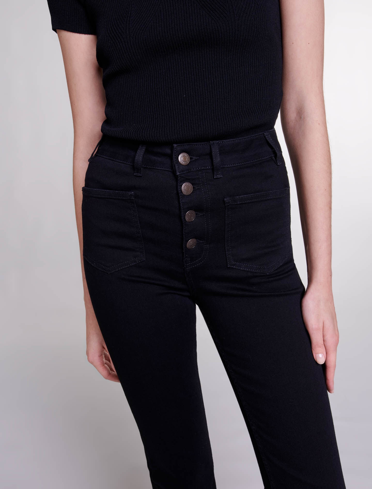 Jeans with pockets, flared at the bottom - 6