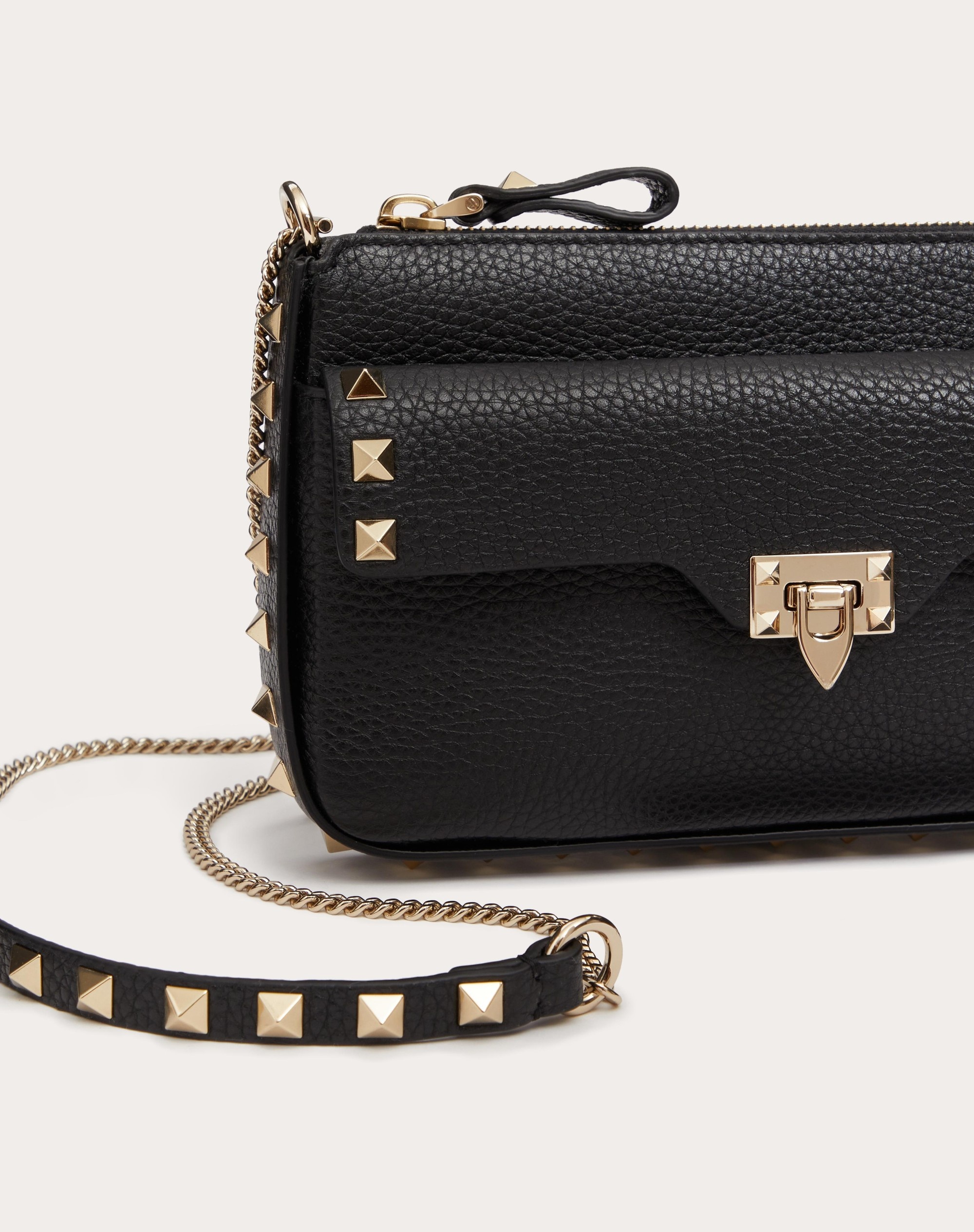 Rockstud Grainy Calfskin Chain Pouch for Woman in Black