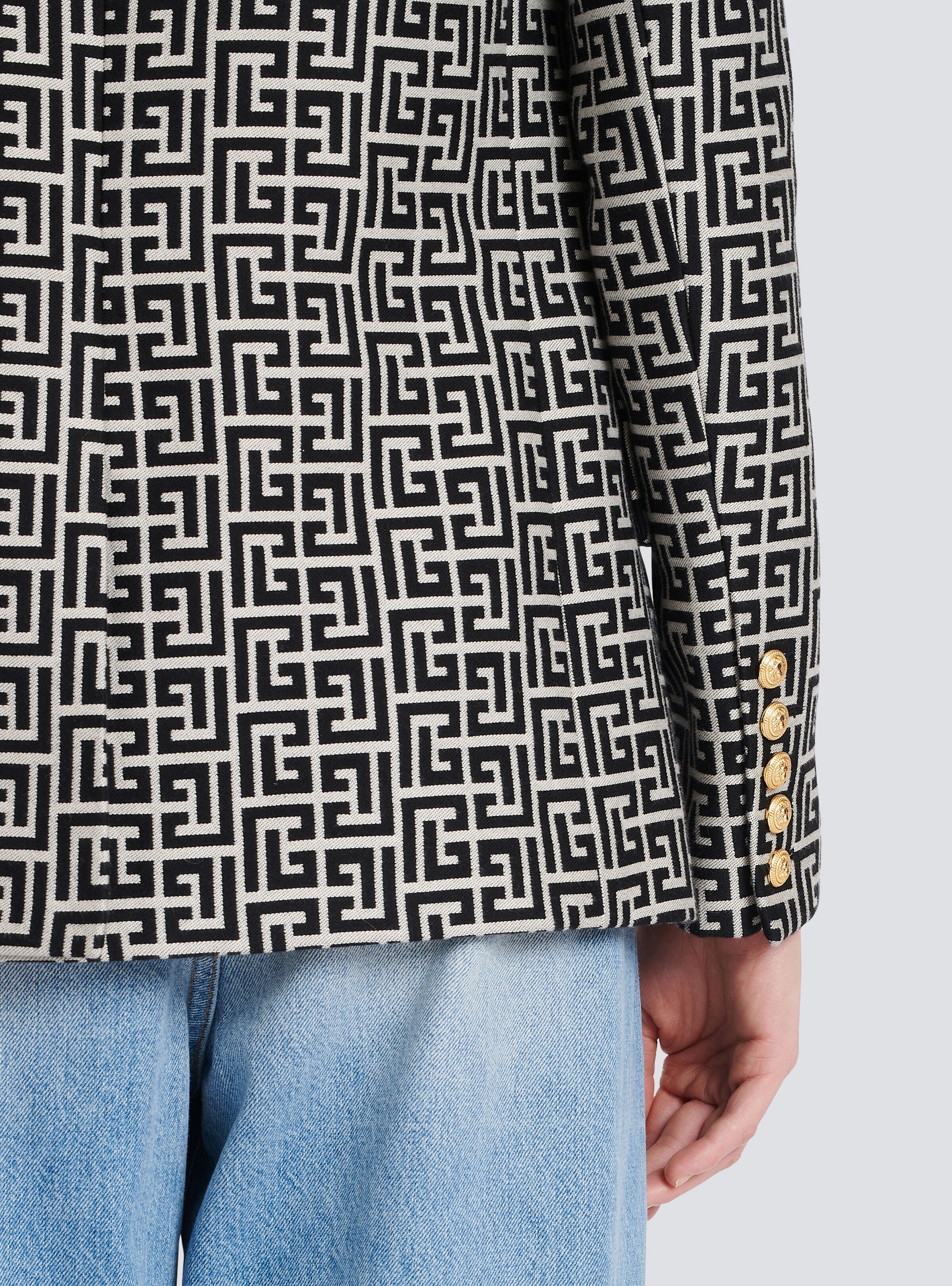 Double-buttoned jacquard jacket - 8