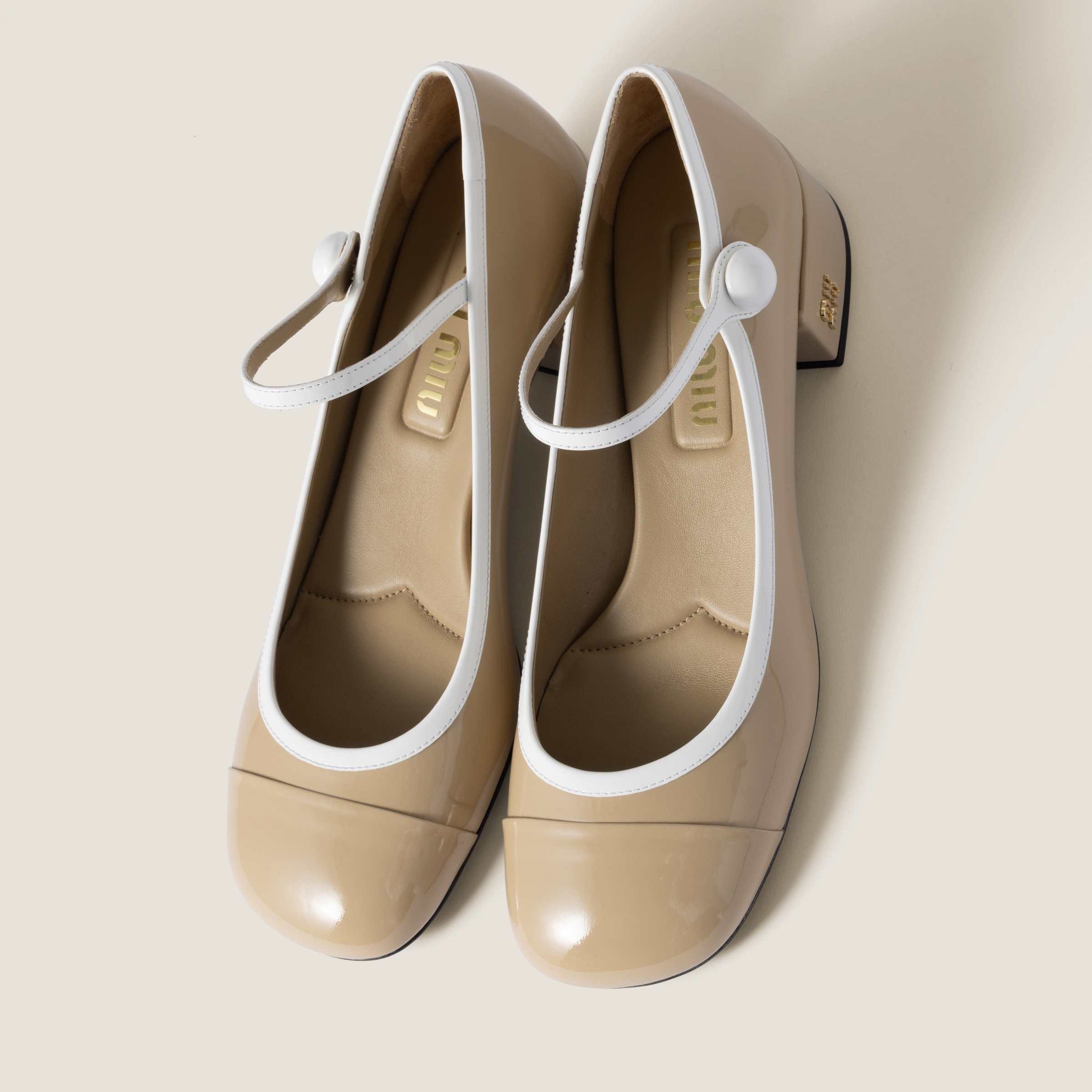 Two-tone patent leather Mary Jane pumps - 4