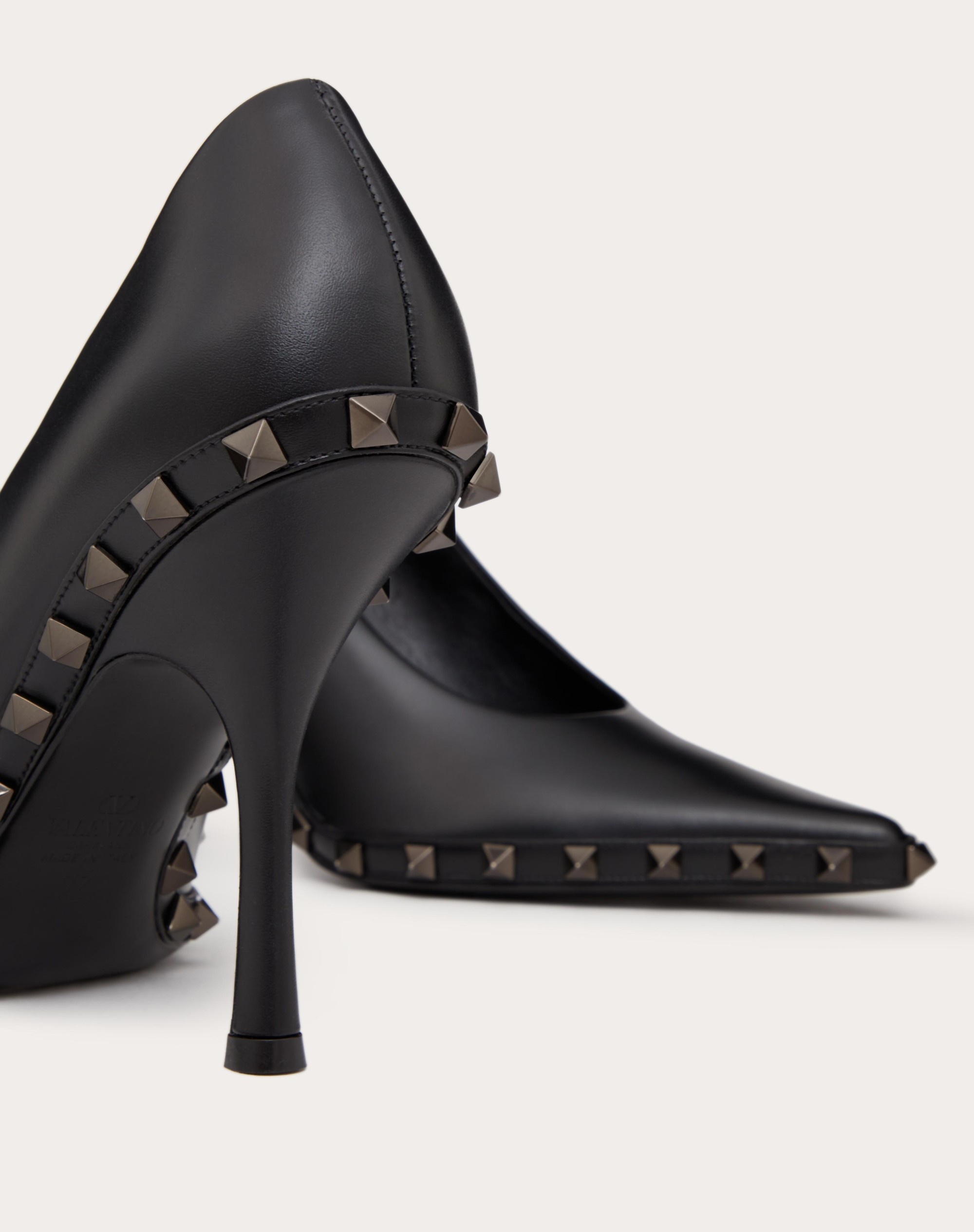 ROCKSTUD PUMPS IN CALFSKIN WITH TONE-ON-TONE STUDS 100MM - 5