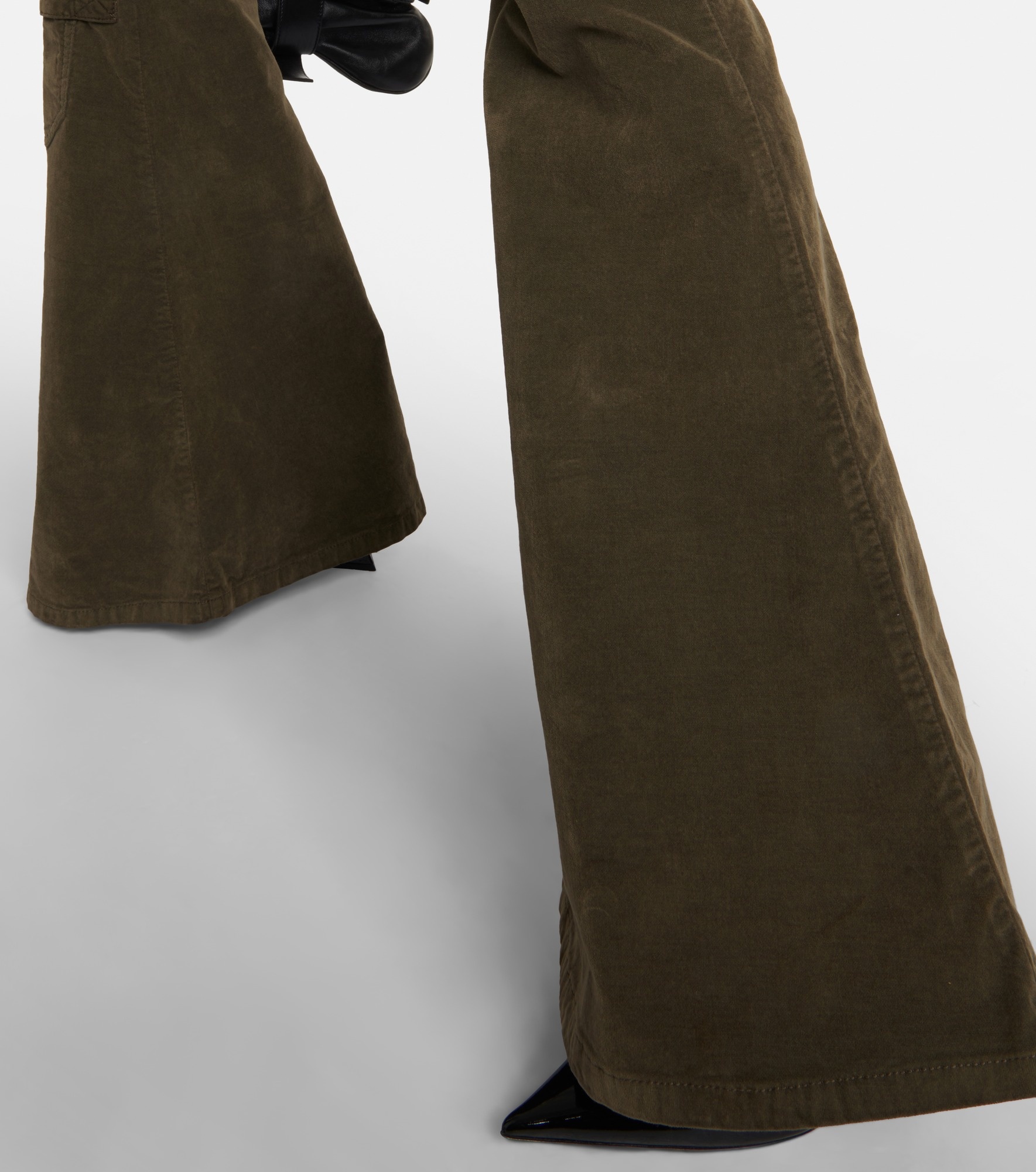 Low-rise velvet flared cargo pants - 5