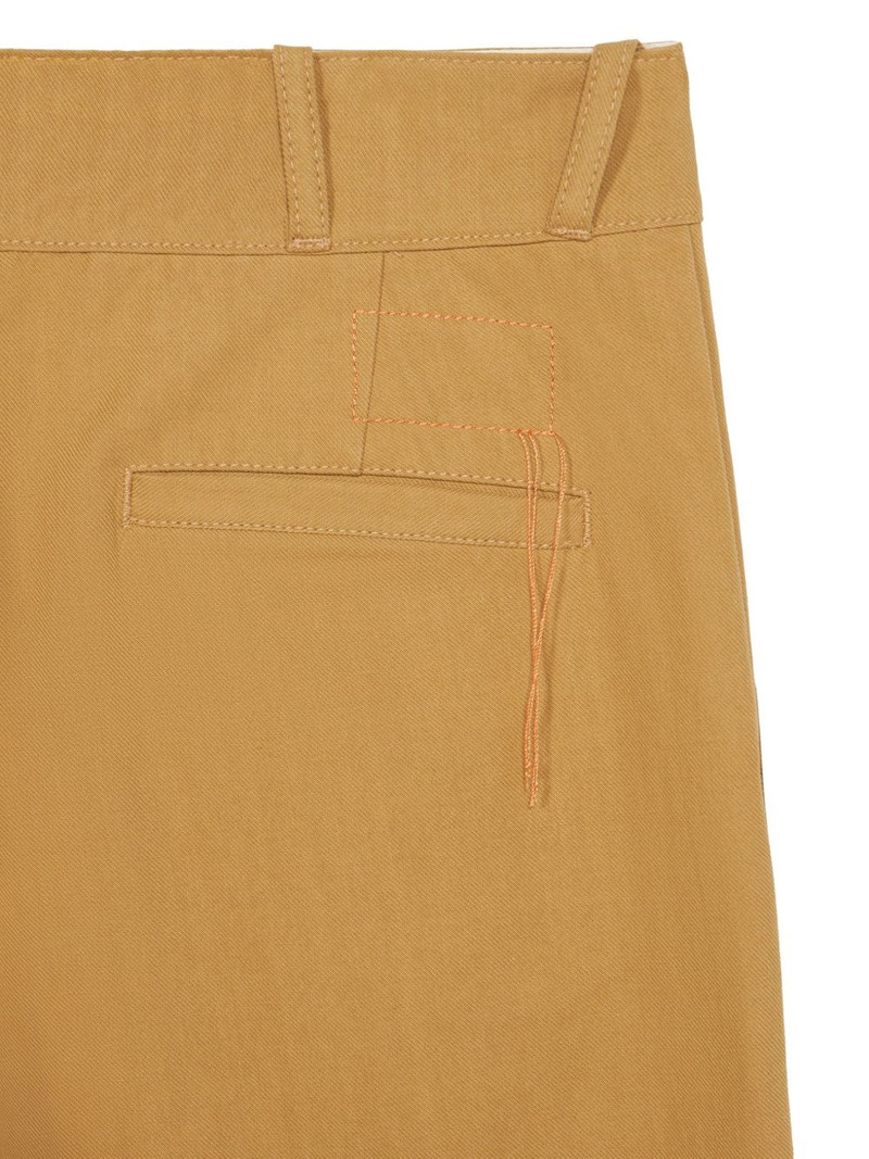 beige trousers 3
