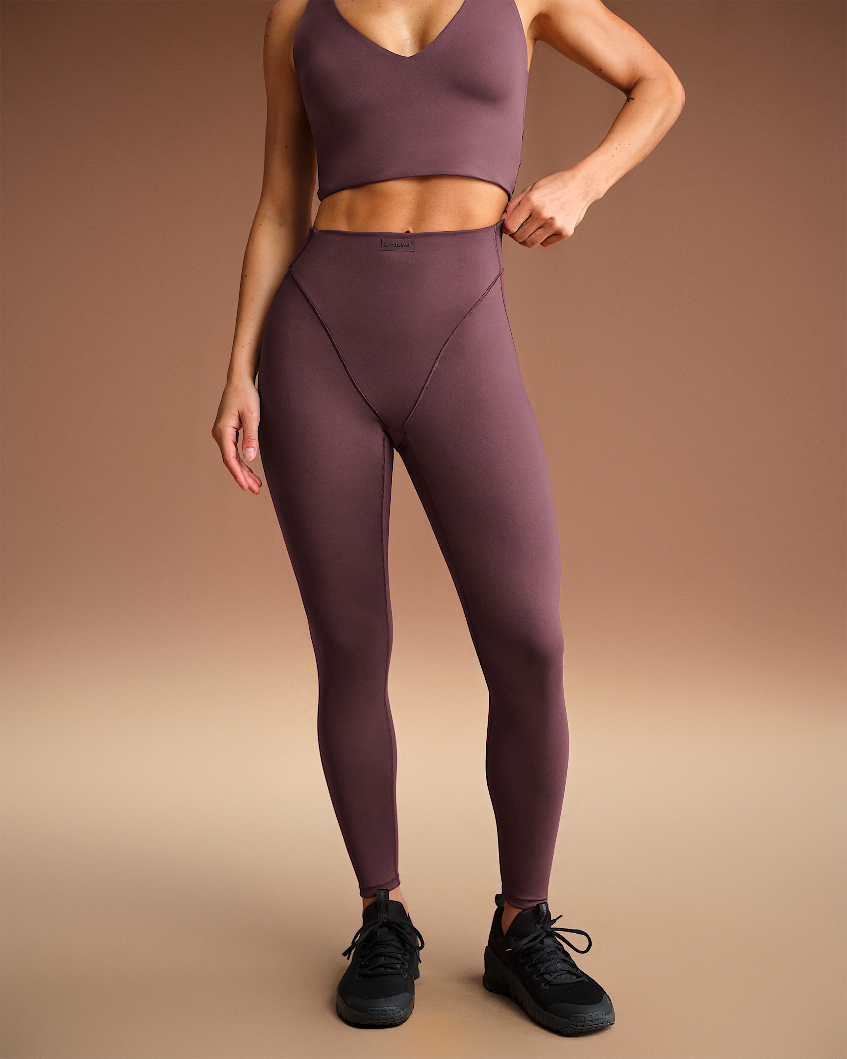 NikeSKIMS Matte Women's High-Waisted V-Line 26" Leggings - 2