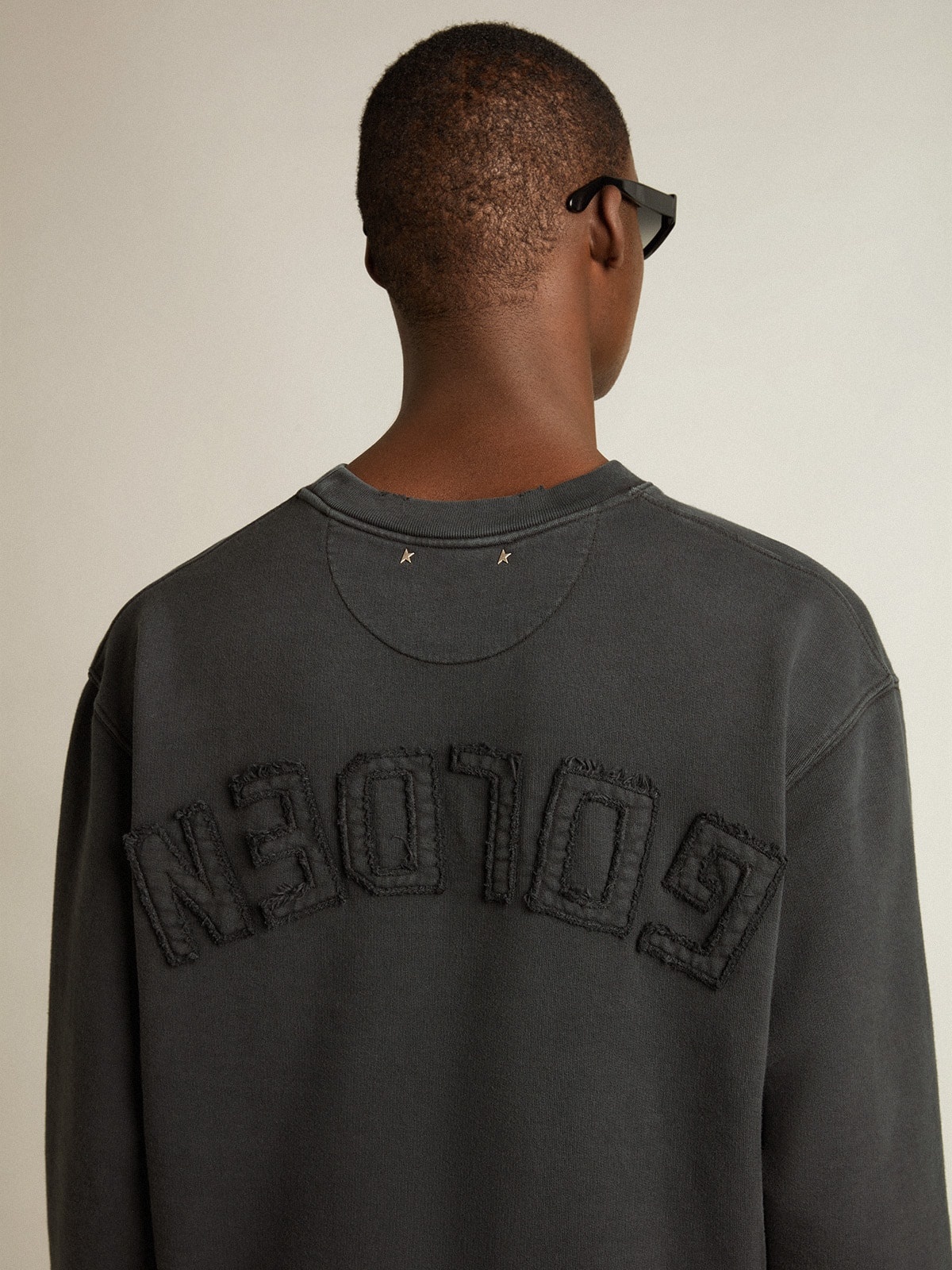 Sweatshirt in washed black with reverse logo on the back - Asian fit - 5