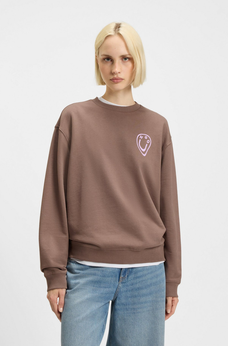 ALL-GENDER SWEATSHIRT WITH HAPPY HUGO ARTWORK 5