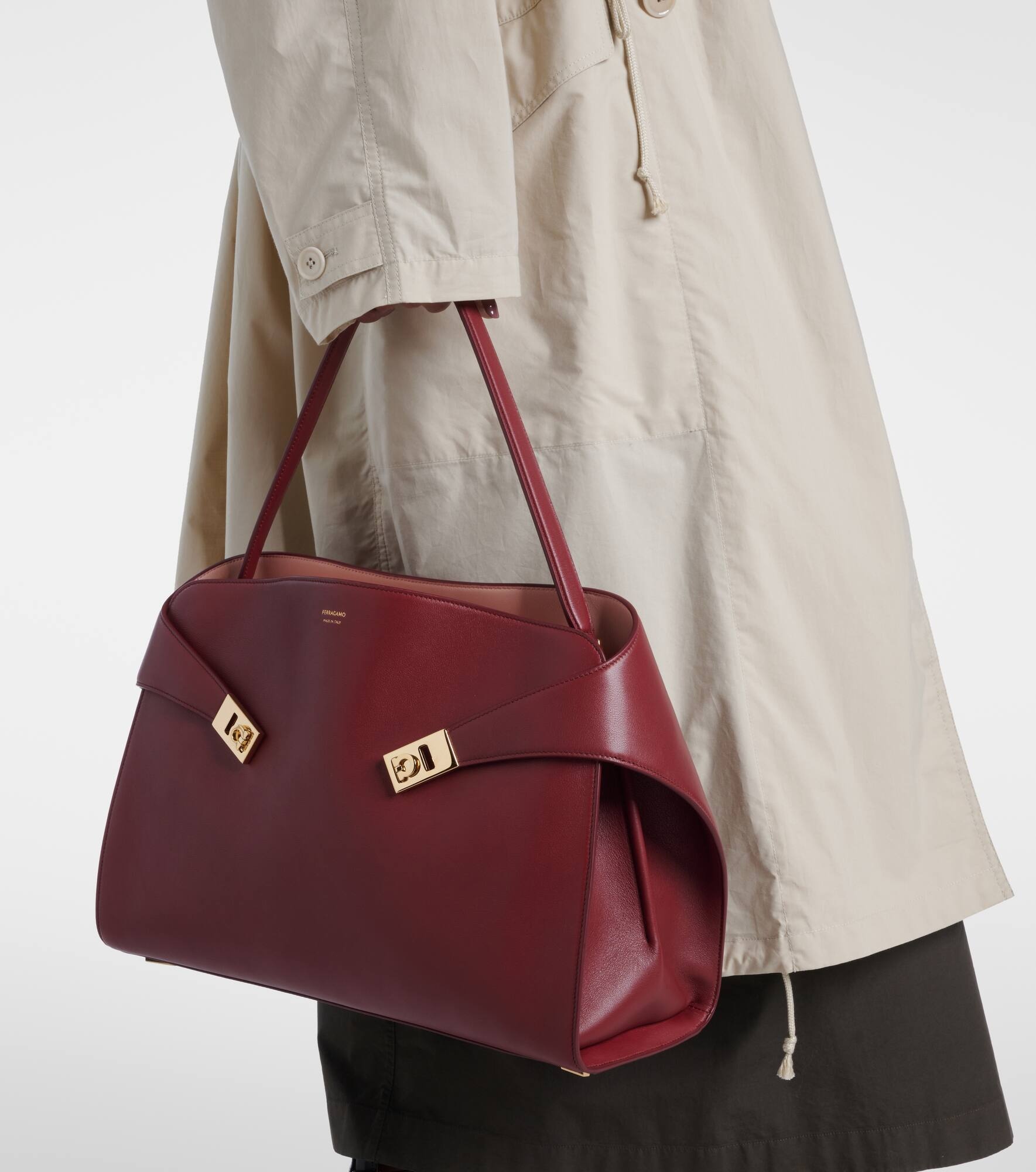 Hug Large leather shoulder bag - 6