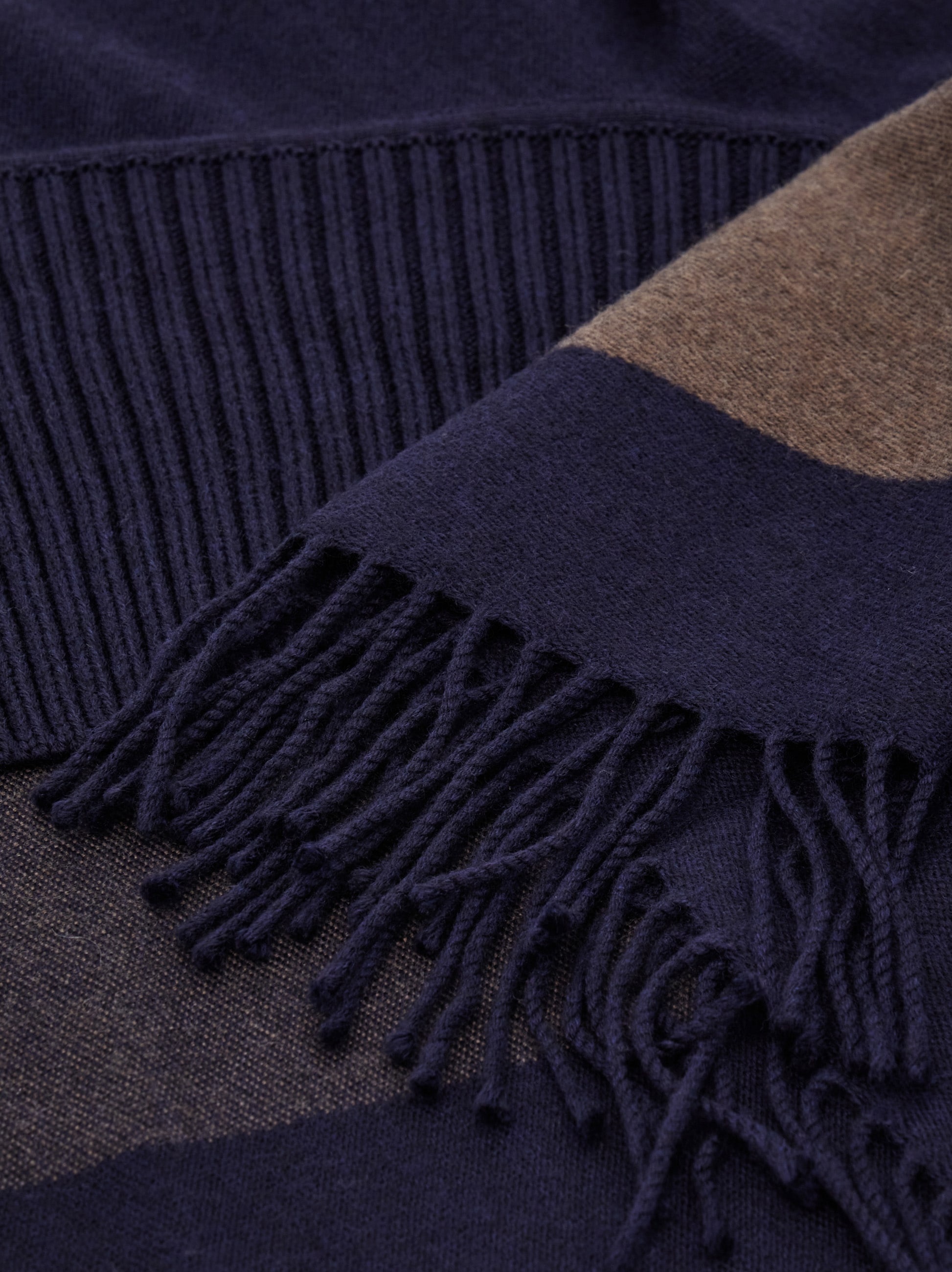 Fringed cape - 3