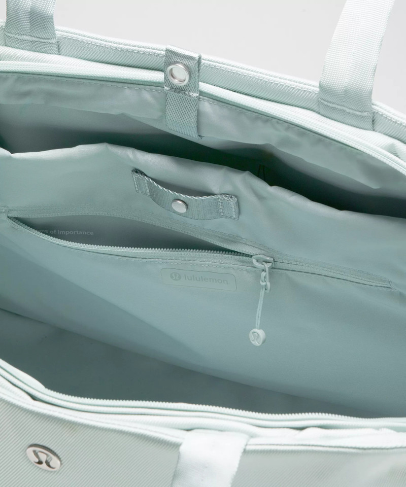 City Essentials Bag 25L 4