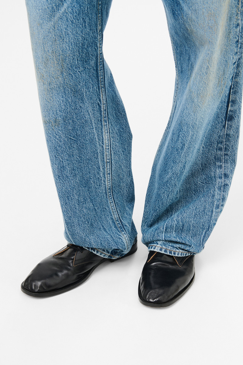 Collapsing Consultant True Dye Black Leather 6