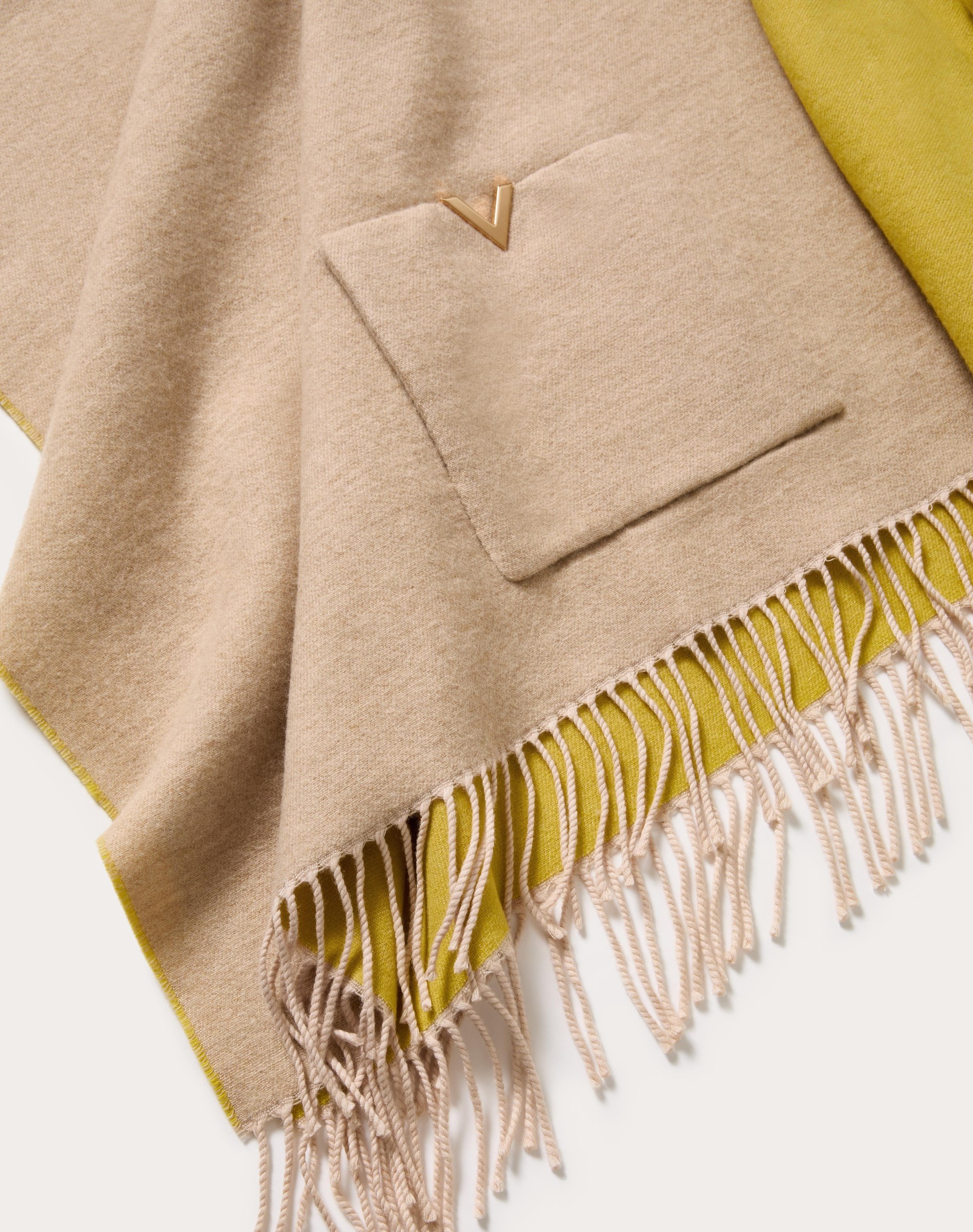 V DETAIL WOOL AND CASHMERE PONCHO WITH HOOD AND METAL V APPLIQUÉ - 3