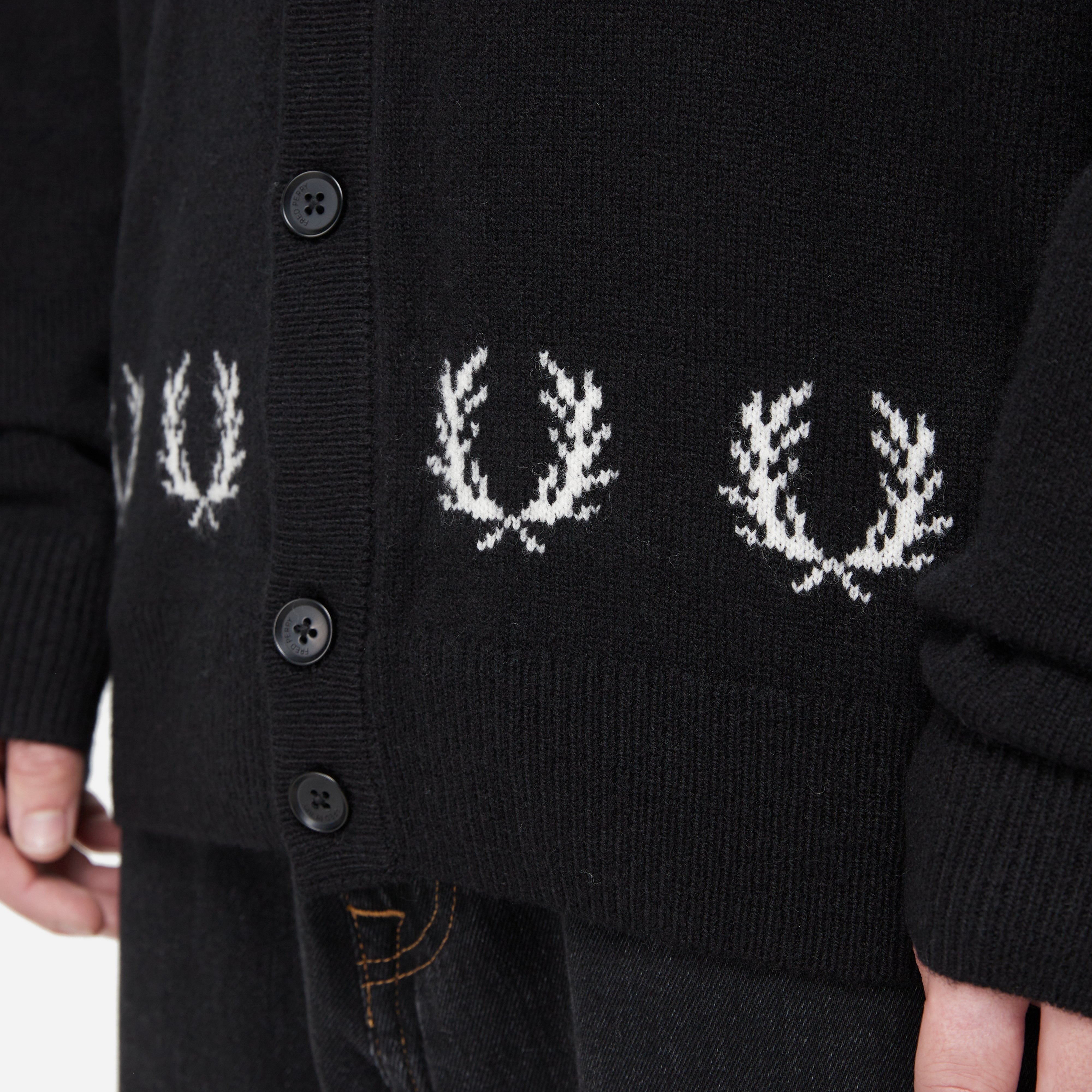 少ししわがありますFRED PERRY Laurel Wreath Trim Cardigan