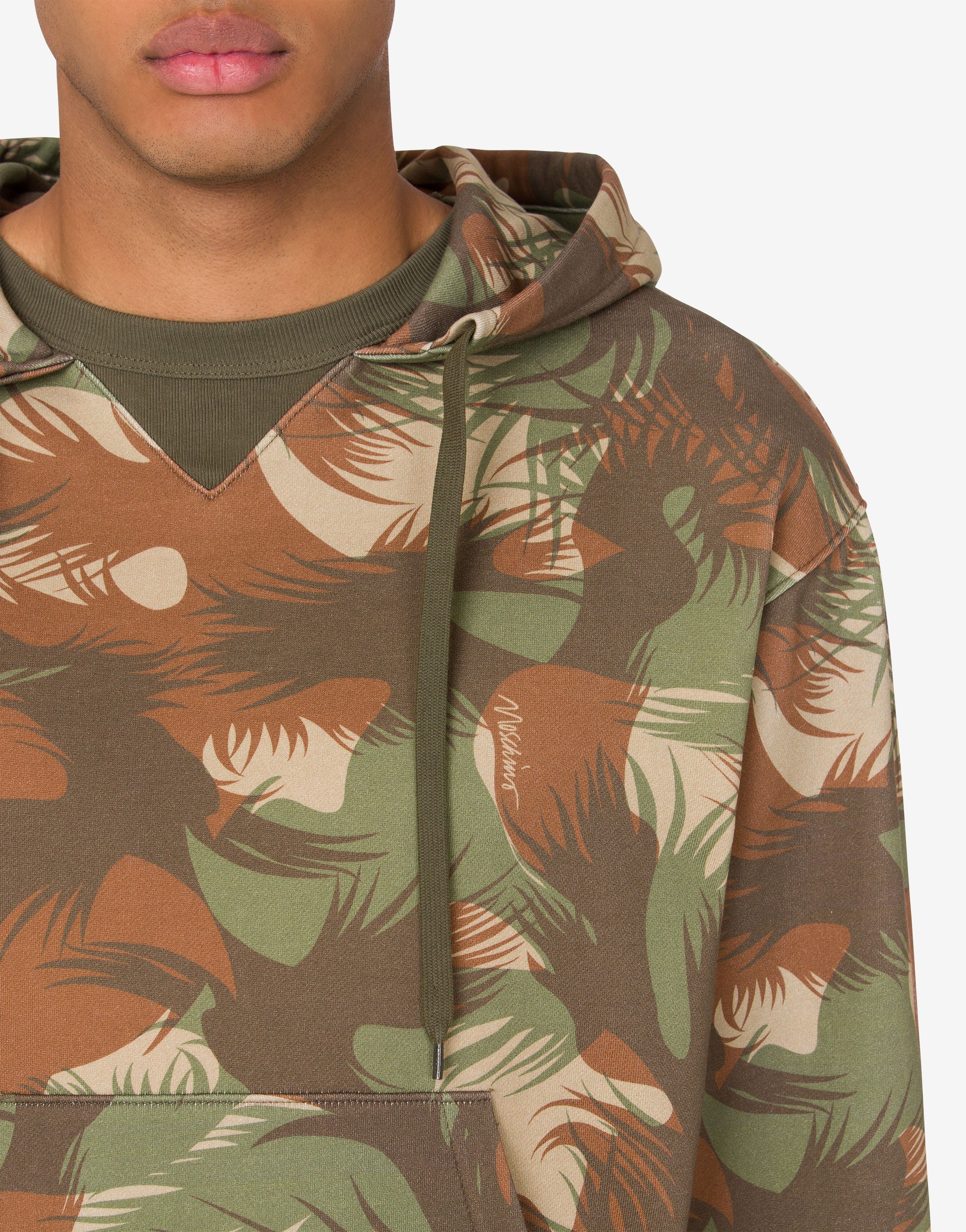 パーカー・フーディ Moschino FW23 CAMOUFLAGE SWEATSHIRT (17357027_1427) Moschino CAMOUFLAGE PRINT HOODIE | REVERSIBLE