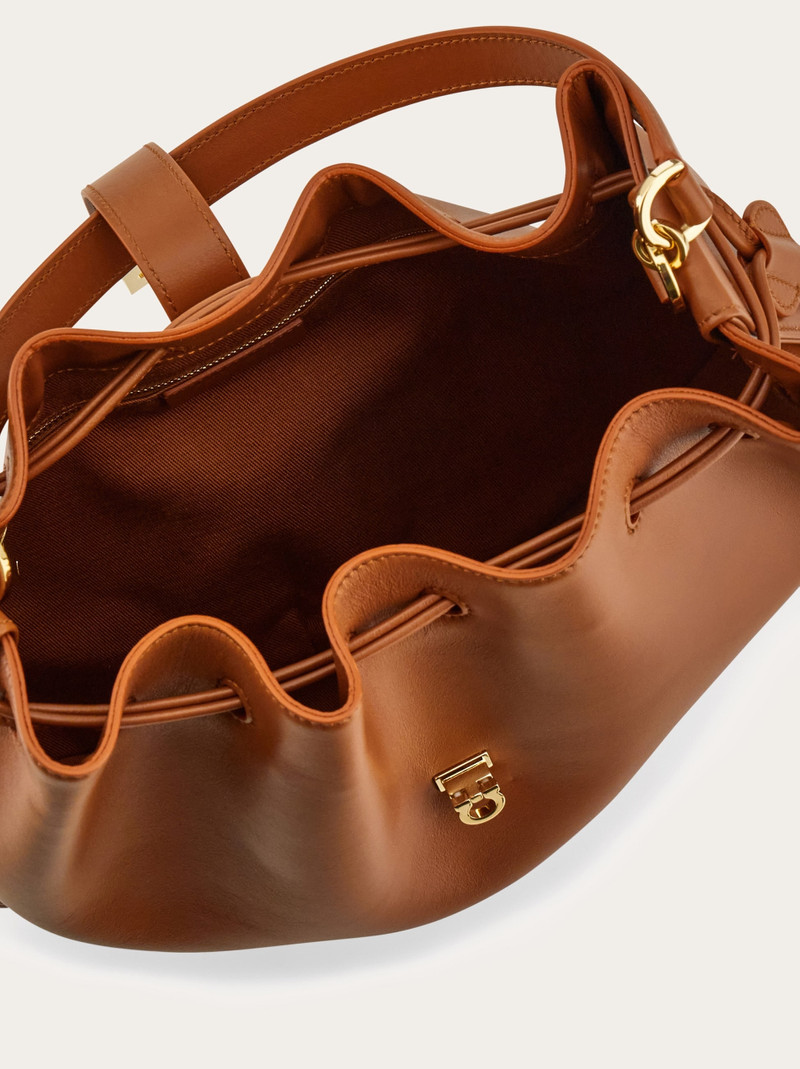 Hug bucket bag 6