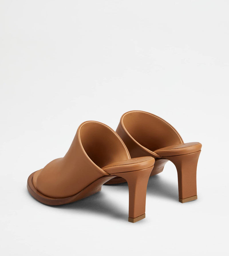 Tod's MULES IN LEATHER - BROWN outlook