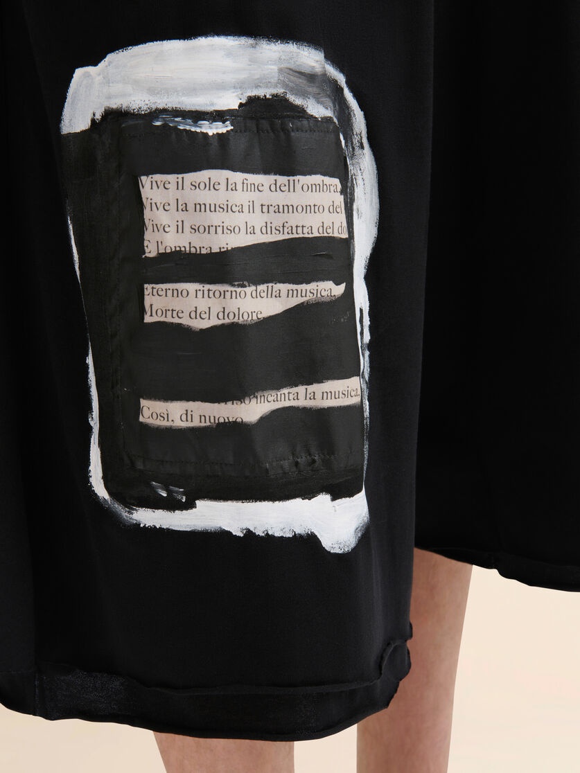 BLACK COTTON 3/4 TROUSERS WITH PRINTED QUOTES - 4