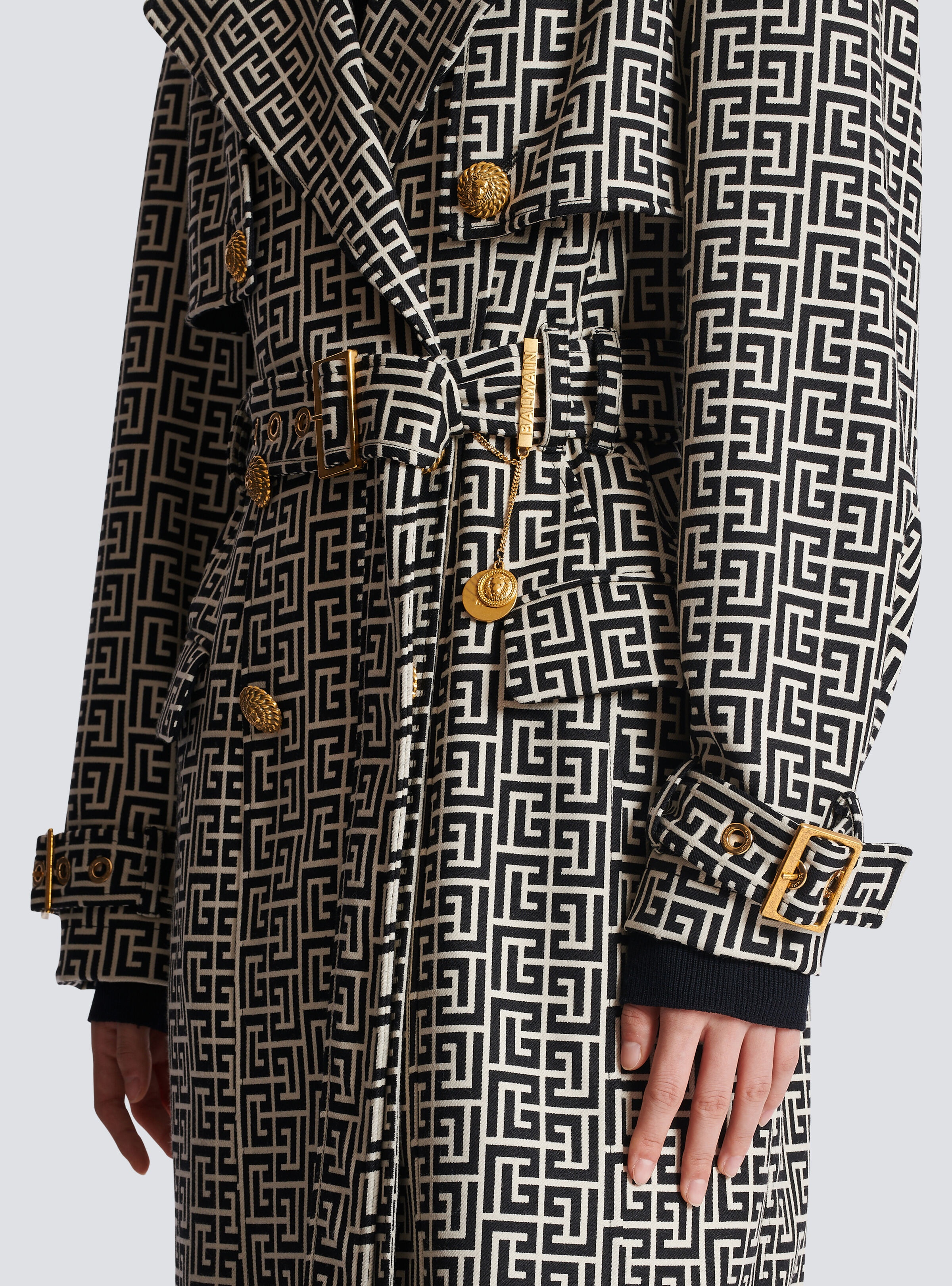 Monogrammed trench coat - 8