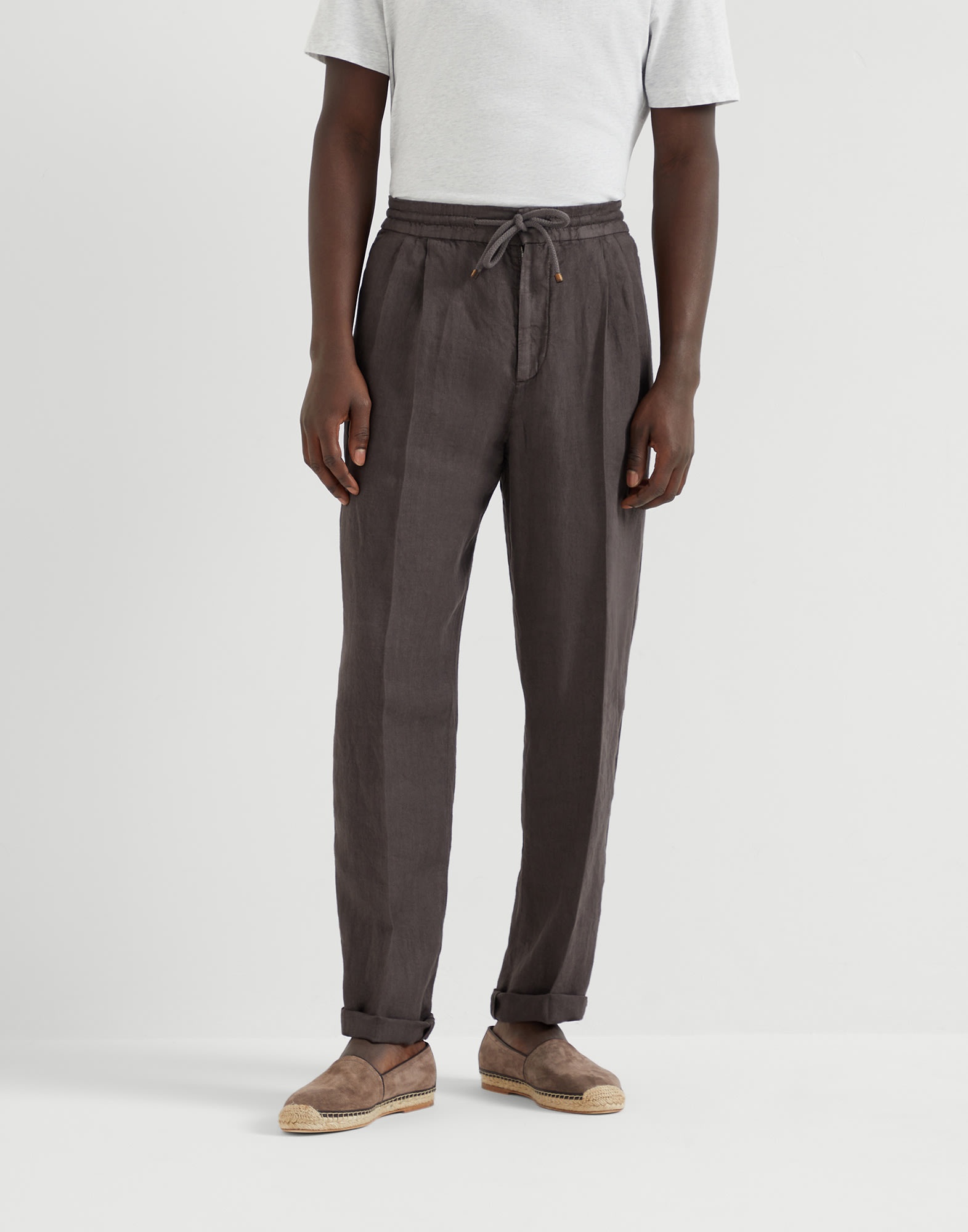 Garment-dyed leisure fit trousers in linen gabardine with drawstring and double pleats - 1