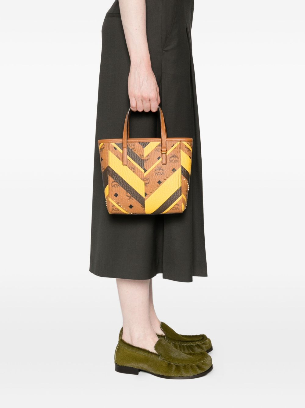 chevron-pattern studded tote bag - 2