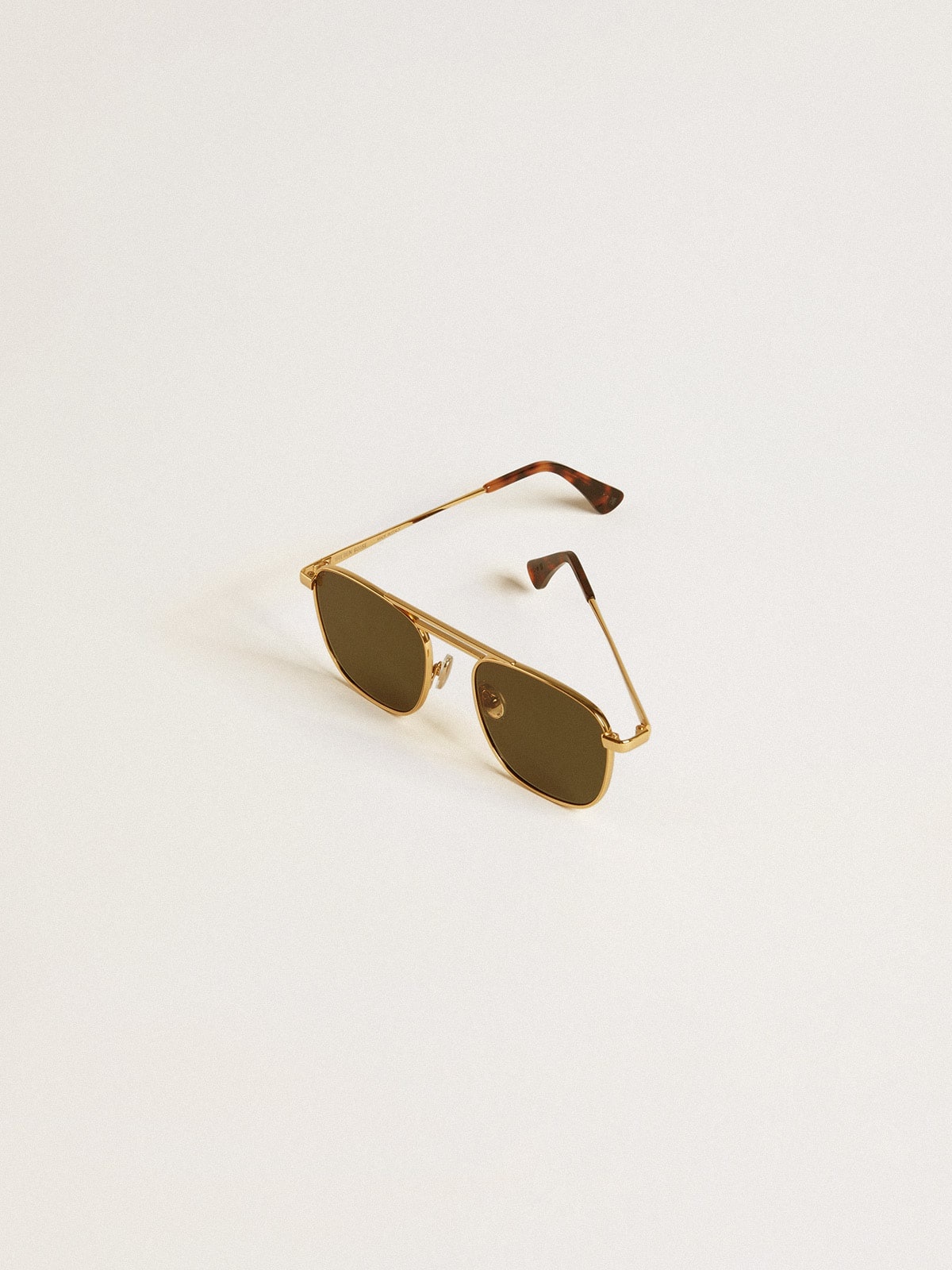 Aviator style sunglasses with gold frame and green lenses - 2
