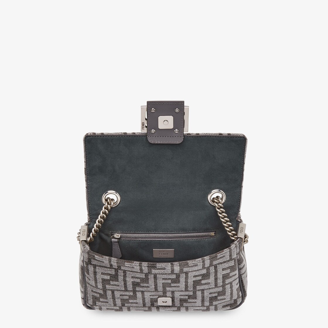 Iconic medium-sized Baguette bag with chain, made of chenille with dark gray FF tapestry motif. Fini - 4