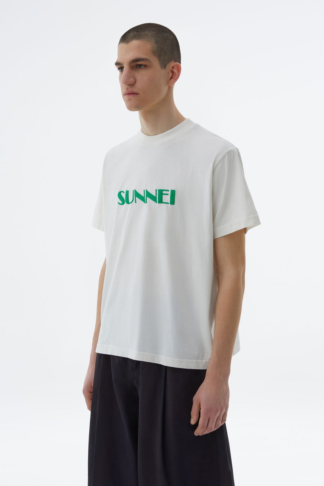 WHITE T-SHIRT WITH GREEN EMBROIDERED LOGO - 2