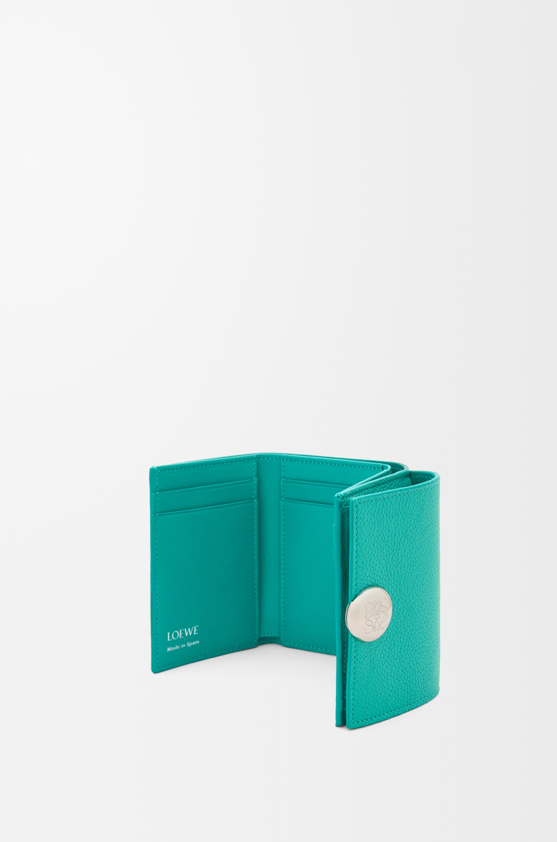 Pebble trifold wallet in pebble grain calfskin - 4