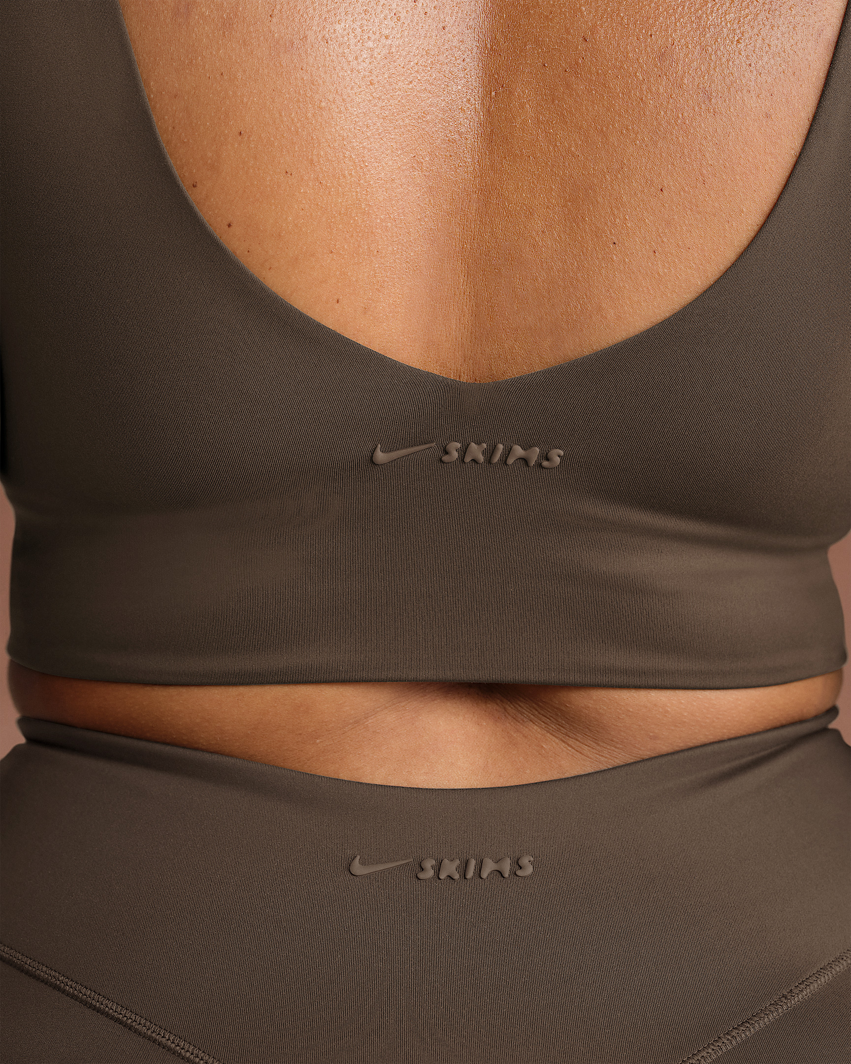 NikeSKIMS Matte Women's V-Neck Long-Line Bra - 10