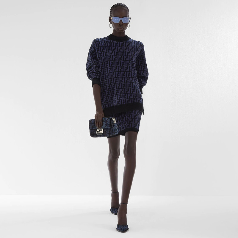 FENDI Iconic medium-sized Baguette bag with chain, made of chenille with dark blue FF tapestry motif. Trim outlook