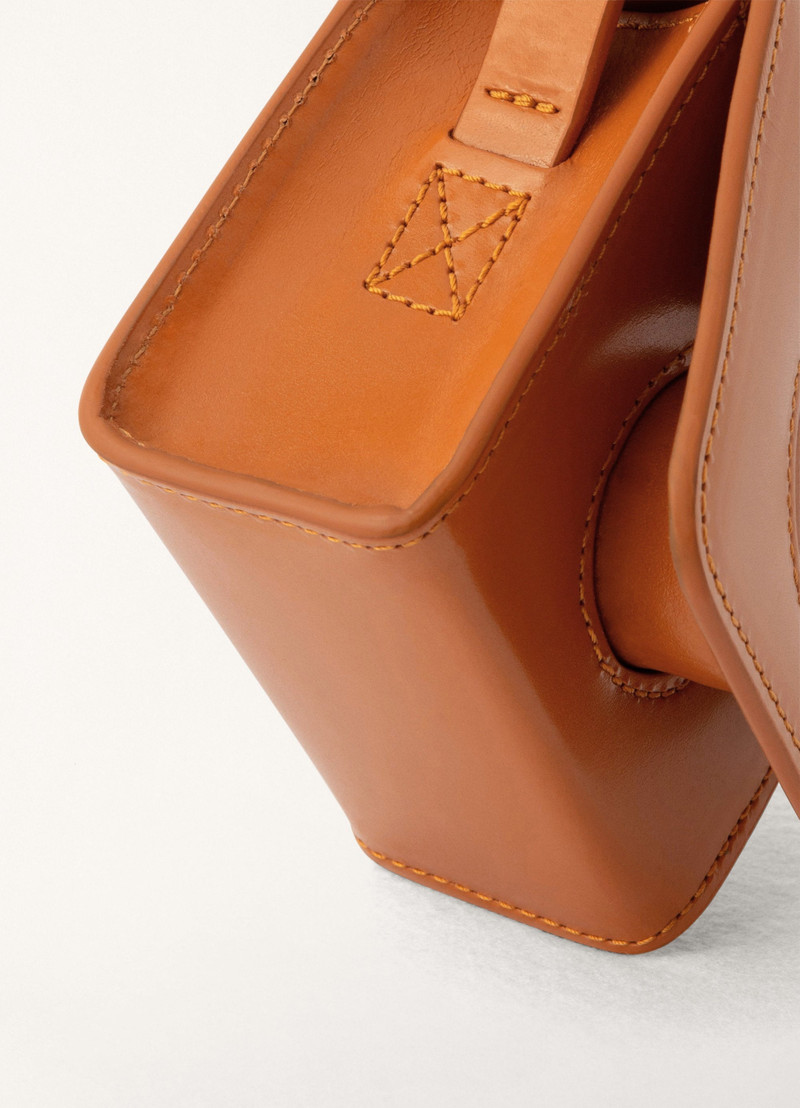 MINI CAMERA BAG
VEGETABLE-TANNED LEATHER 3