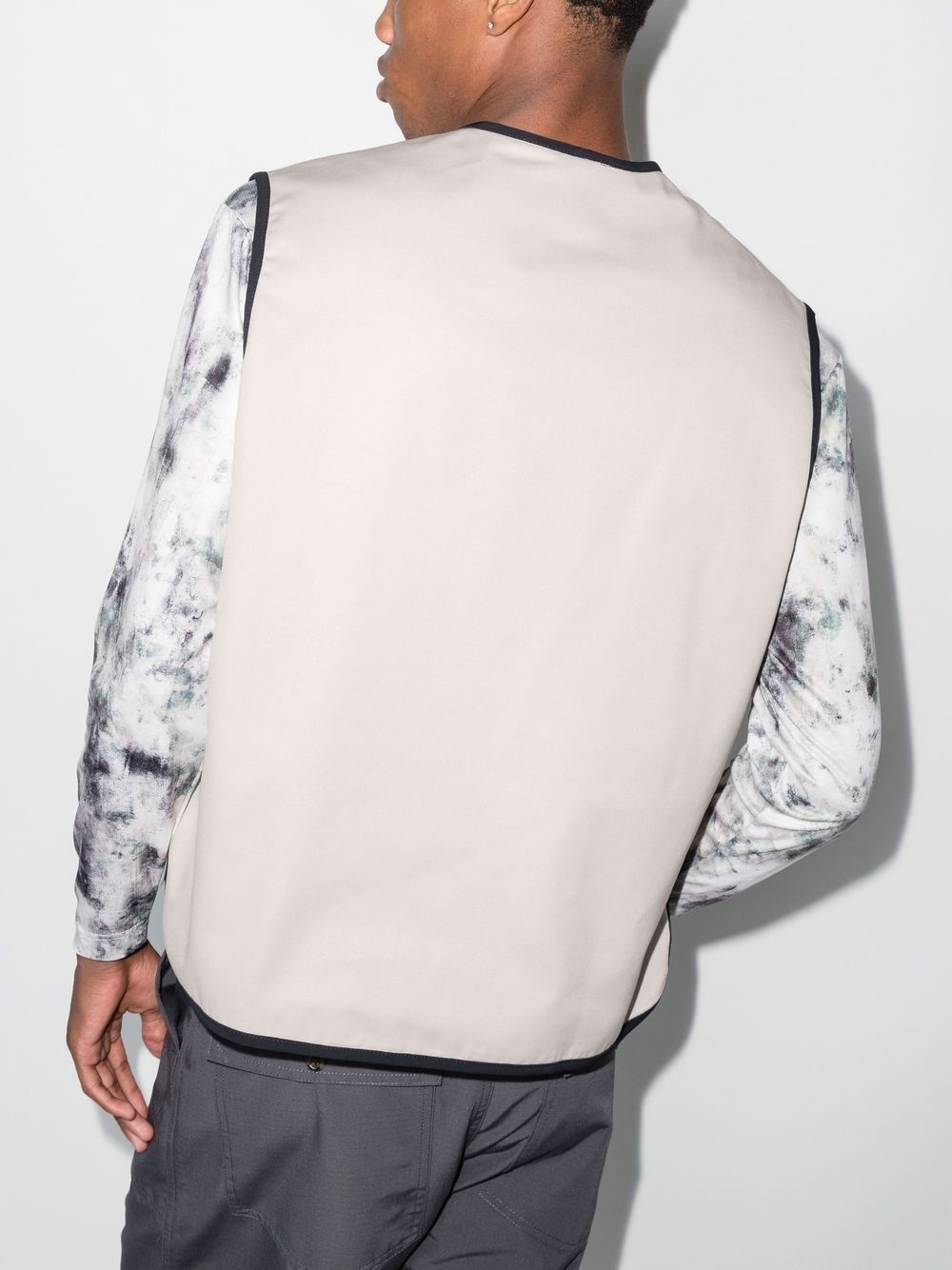 zip-fastening sleeveless jacket - 3