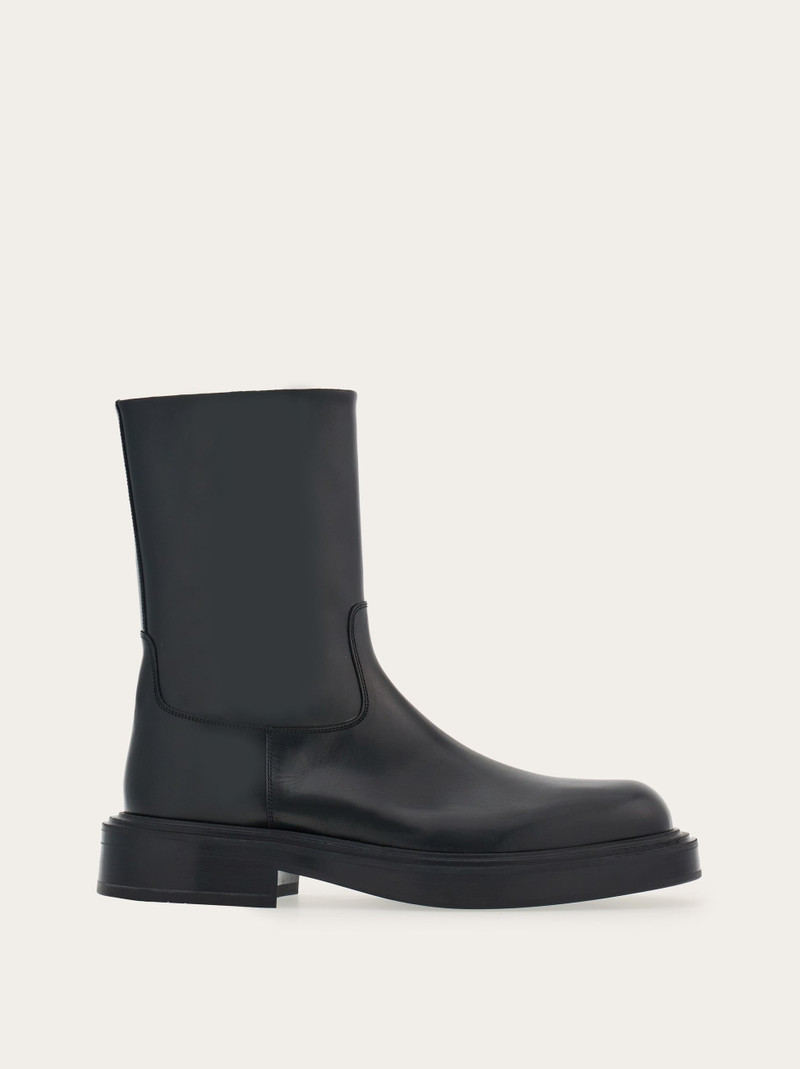 Ankle boot with rounded toe 1