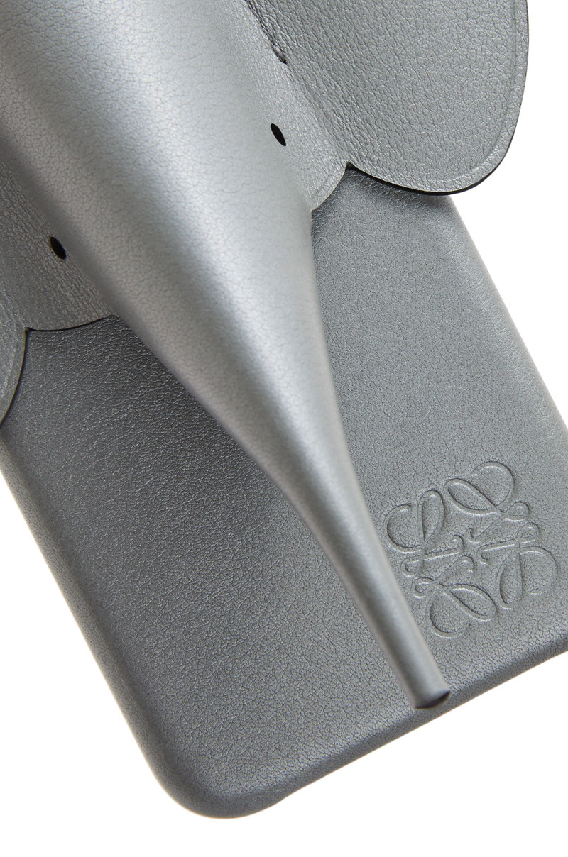 Elephant cover for iPhone X/XS in pearlized calfskin 4