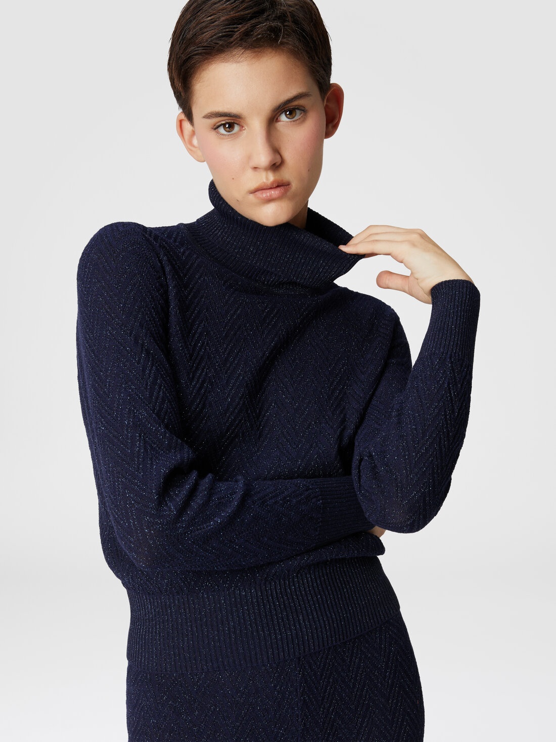 Long-sleeved turtleneck sweater with chevron pattern - 4
