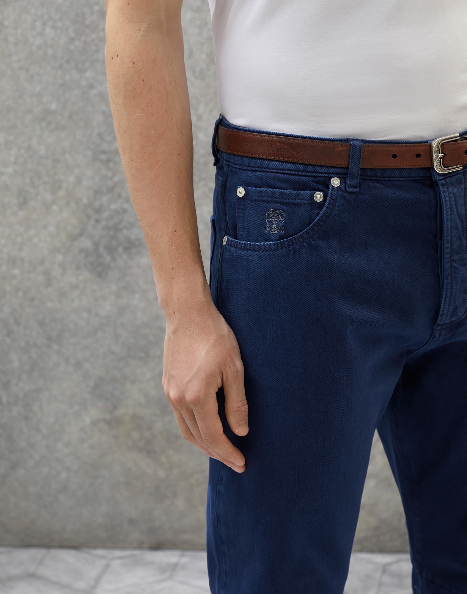 Garment-dyed leisure fit five-pocket trousers in slubbed cotton denim - 3