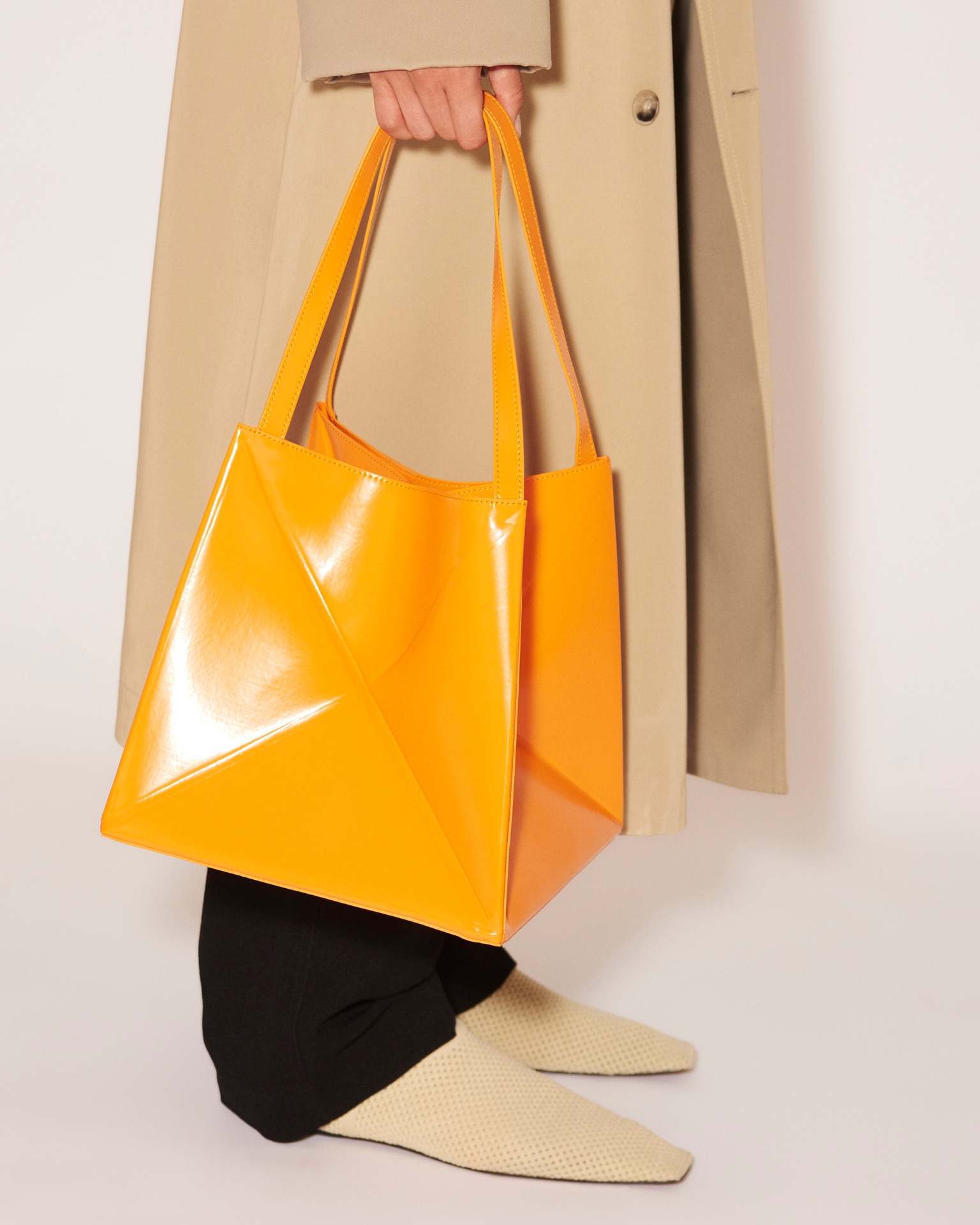 THE ORIGAMI TOTE - Patent vegan leather tote - Orange - 4
